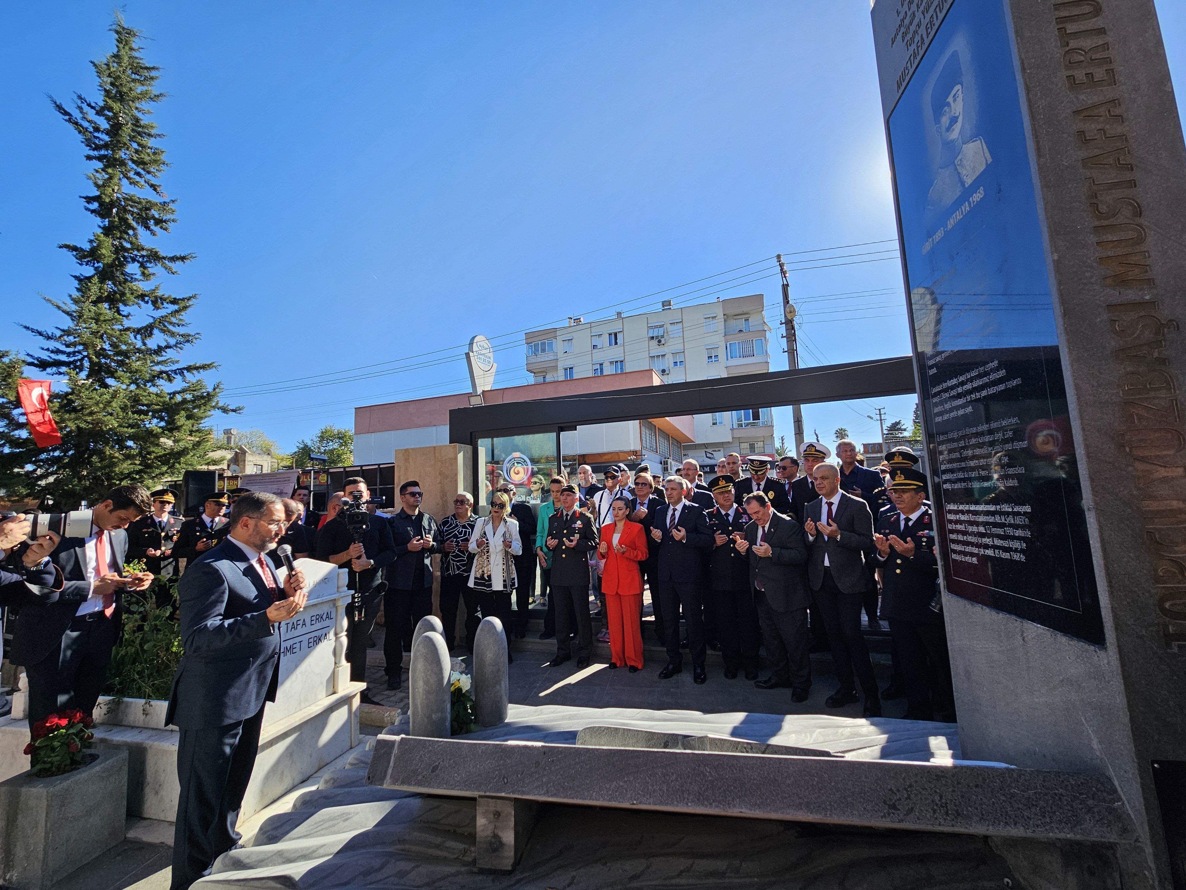 Mustafa Ertuğrul Aker anıt mezarı