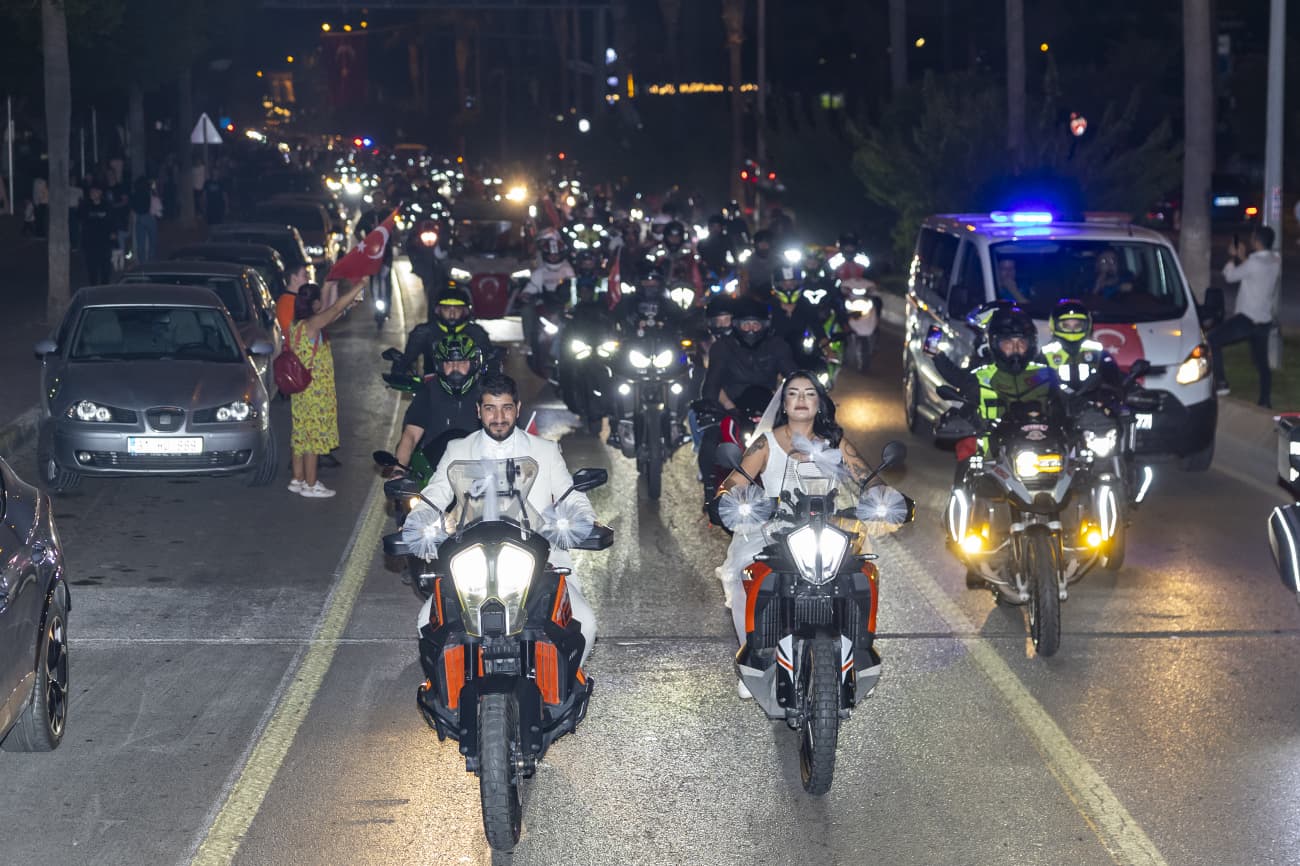 Yeni Evli Çift Cumhuriyet Korteji