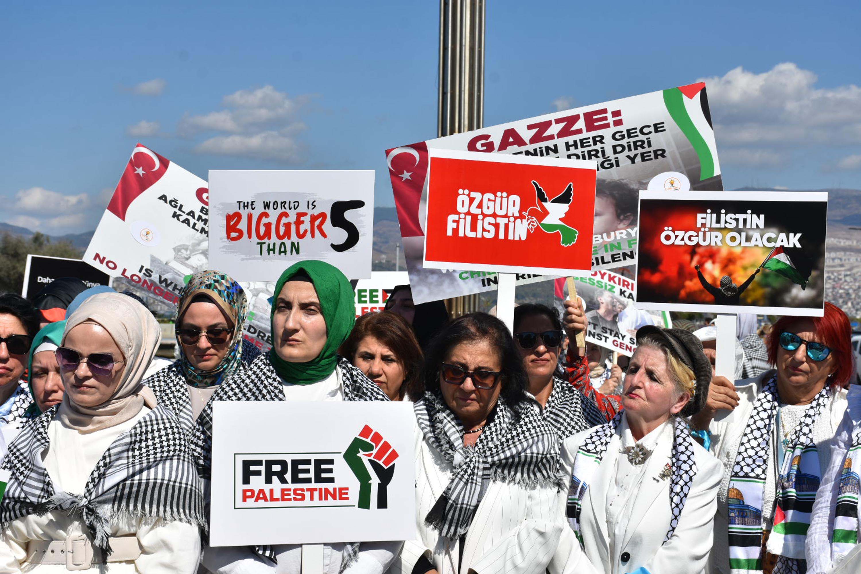 Filistin eylemi pankartları