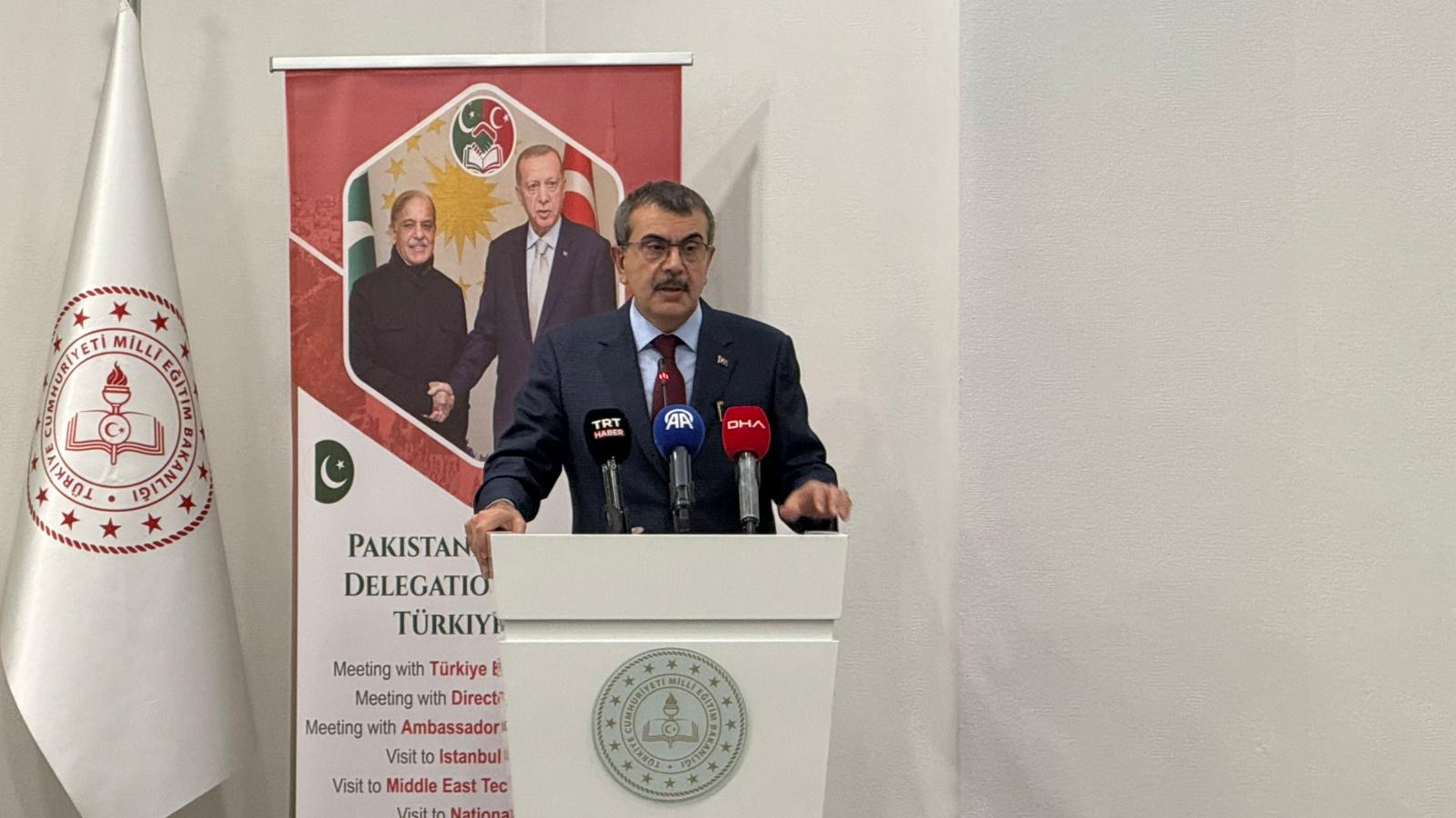 Bakan Yusuf Tekin Pakistanlı öğrencilerle