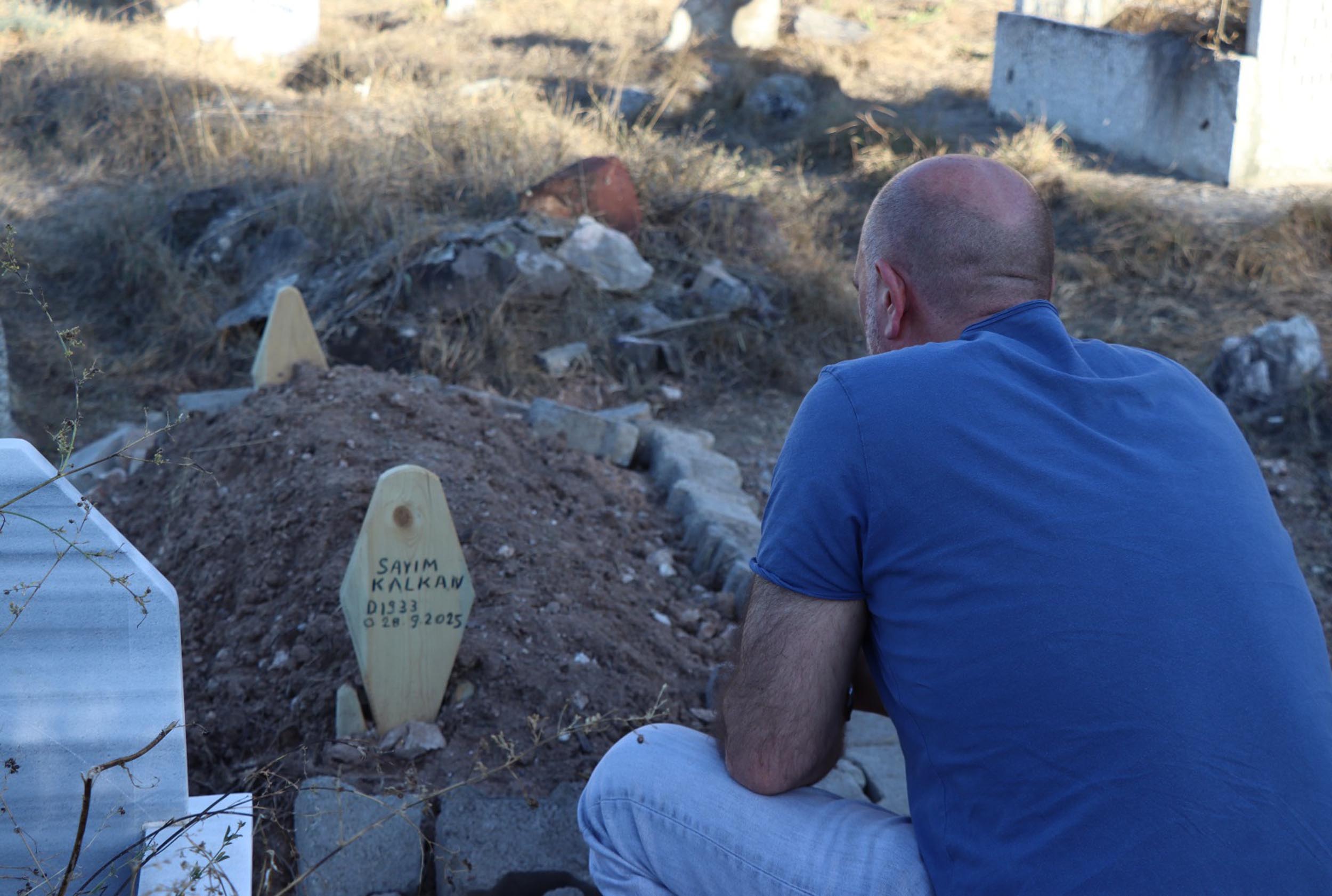 Yüksel Kalkan belgeleri incelerken