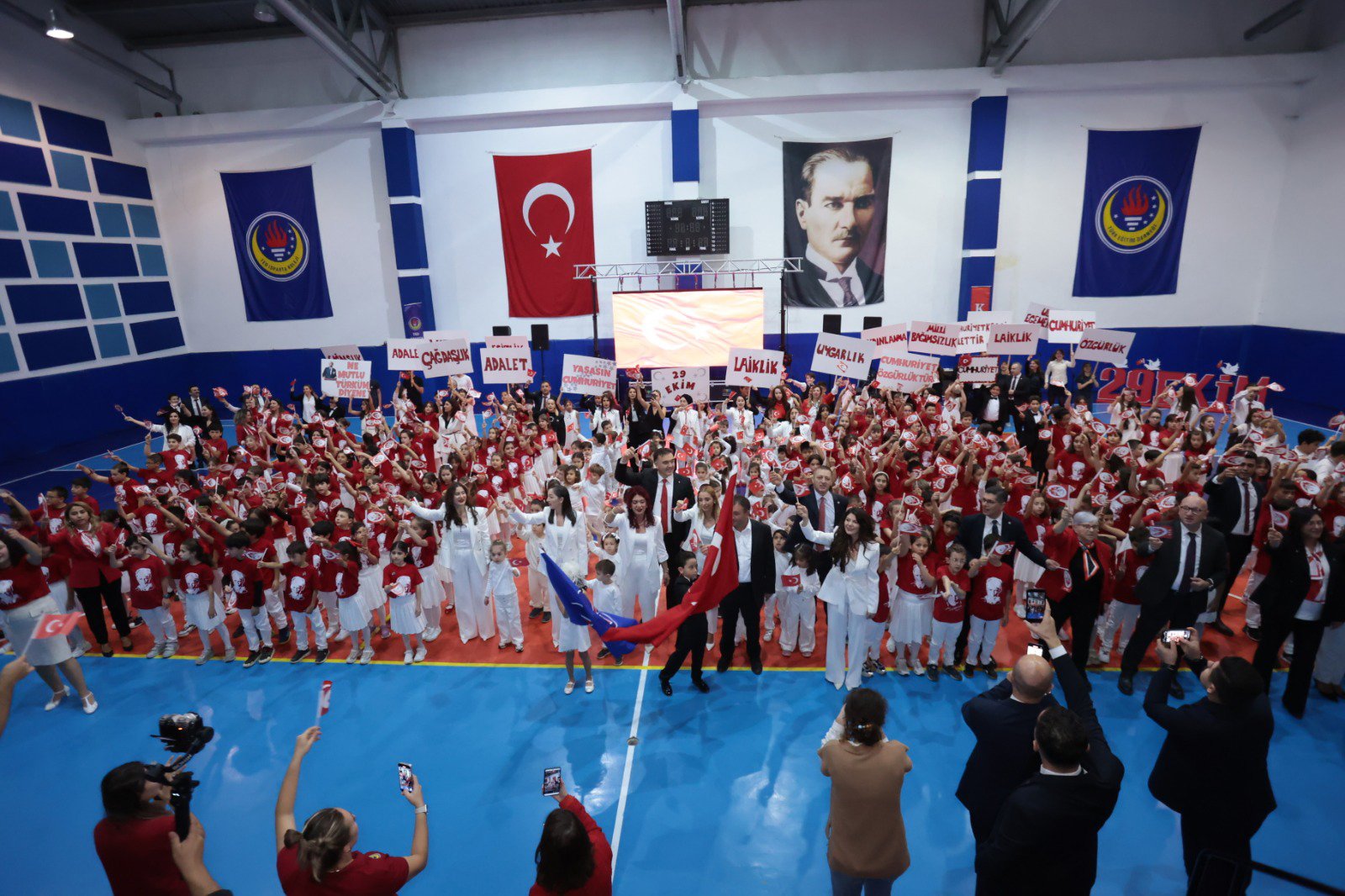 Milletvekilleri okul etkinliğinde