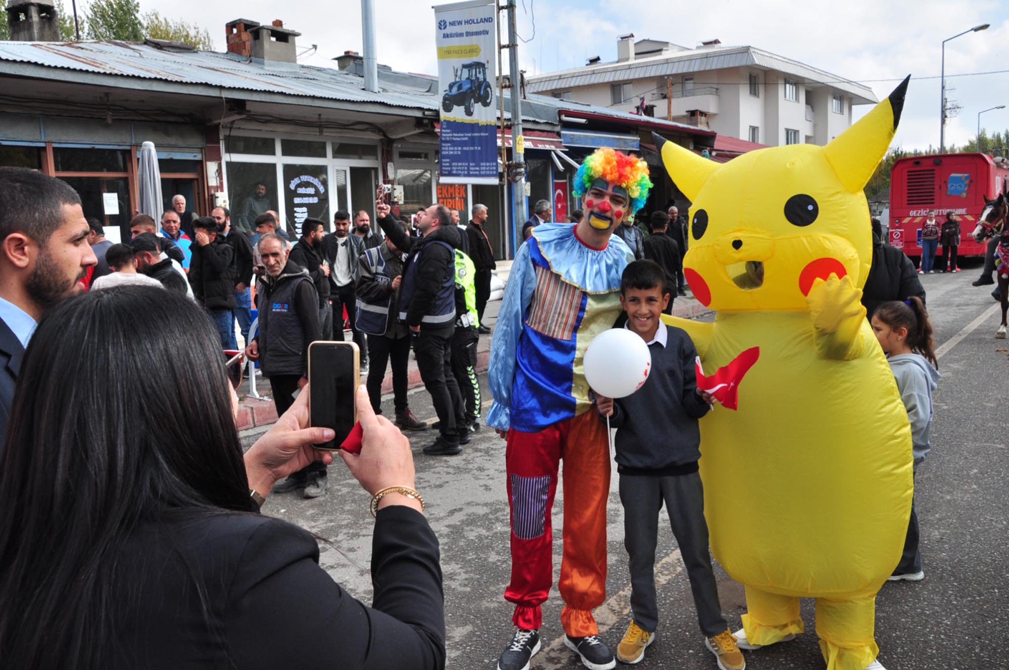 Pikachu Digor kurtuluş töreni çocuklar