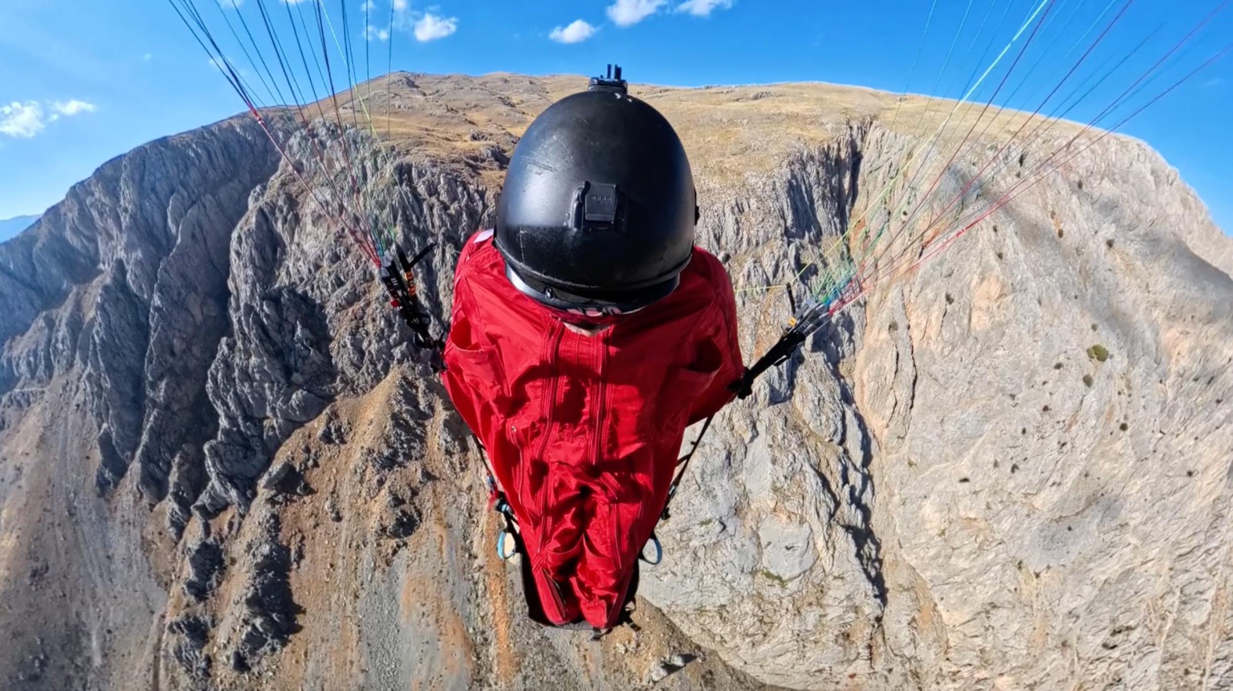 Kemaliye halkı gösteriyi izliyor