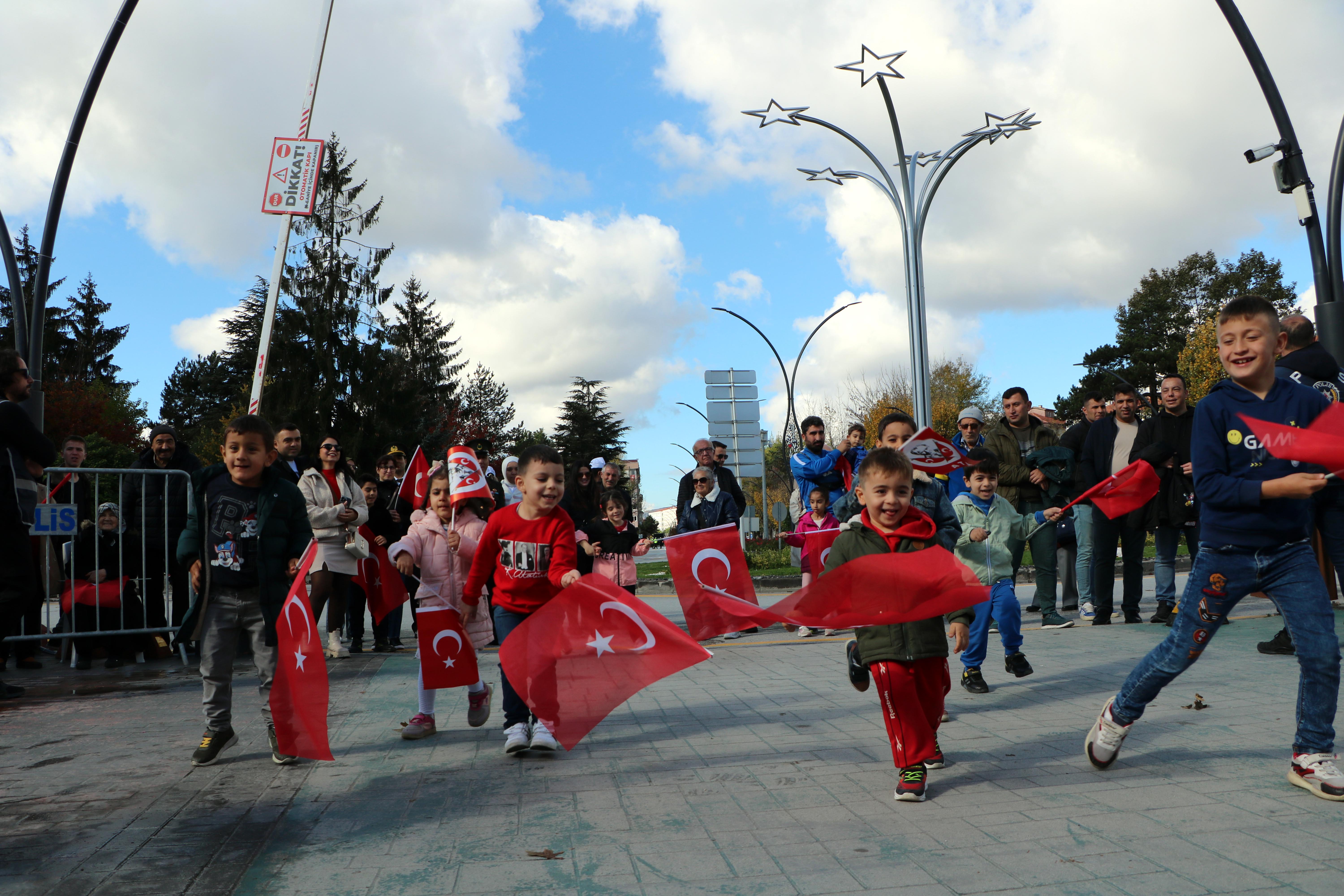 Bolu Vatandaşlar Töreni İzliyor