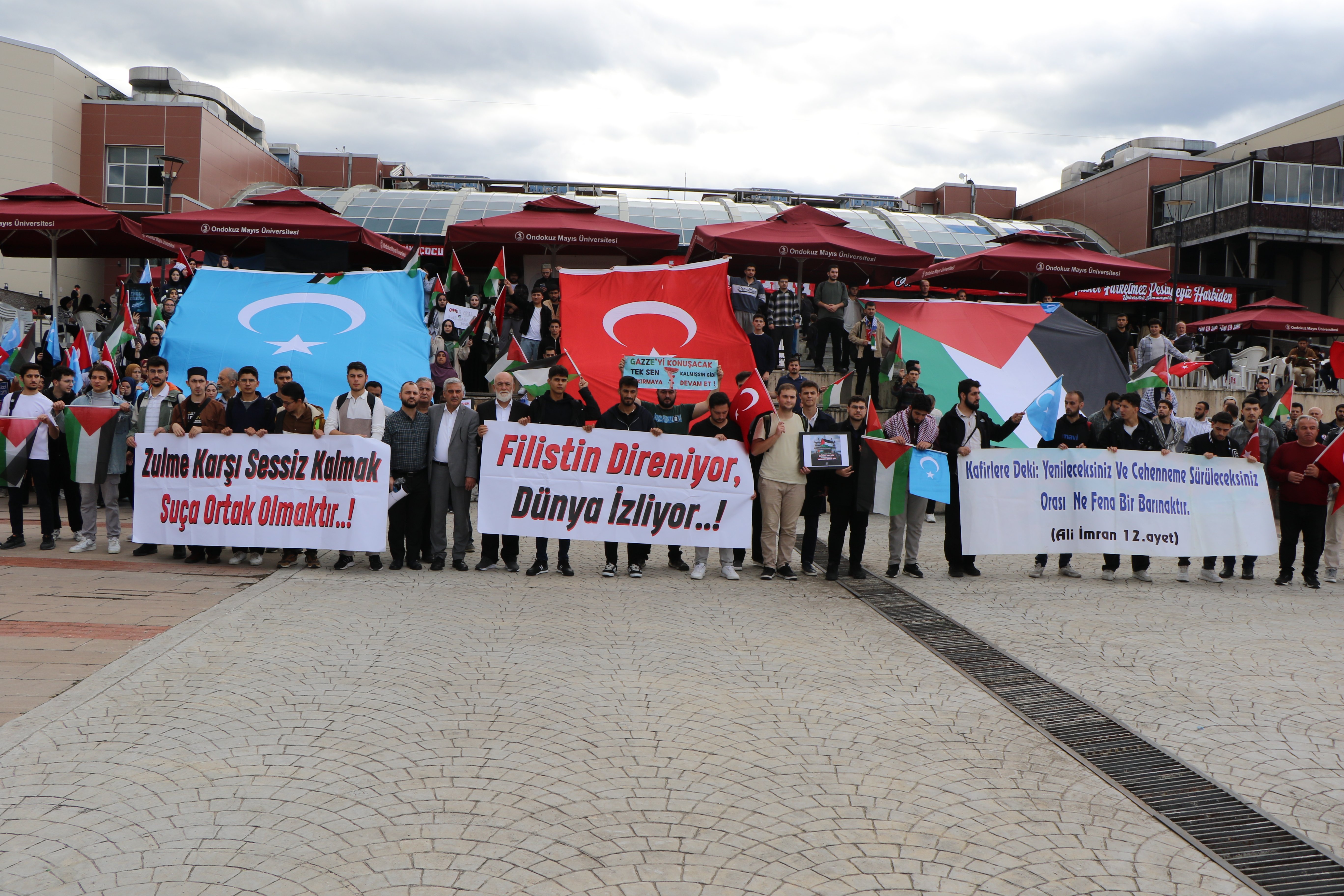 OMÜ öğrencileri pankartlı yürüyüş