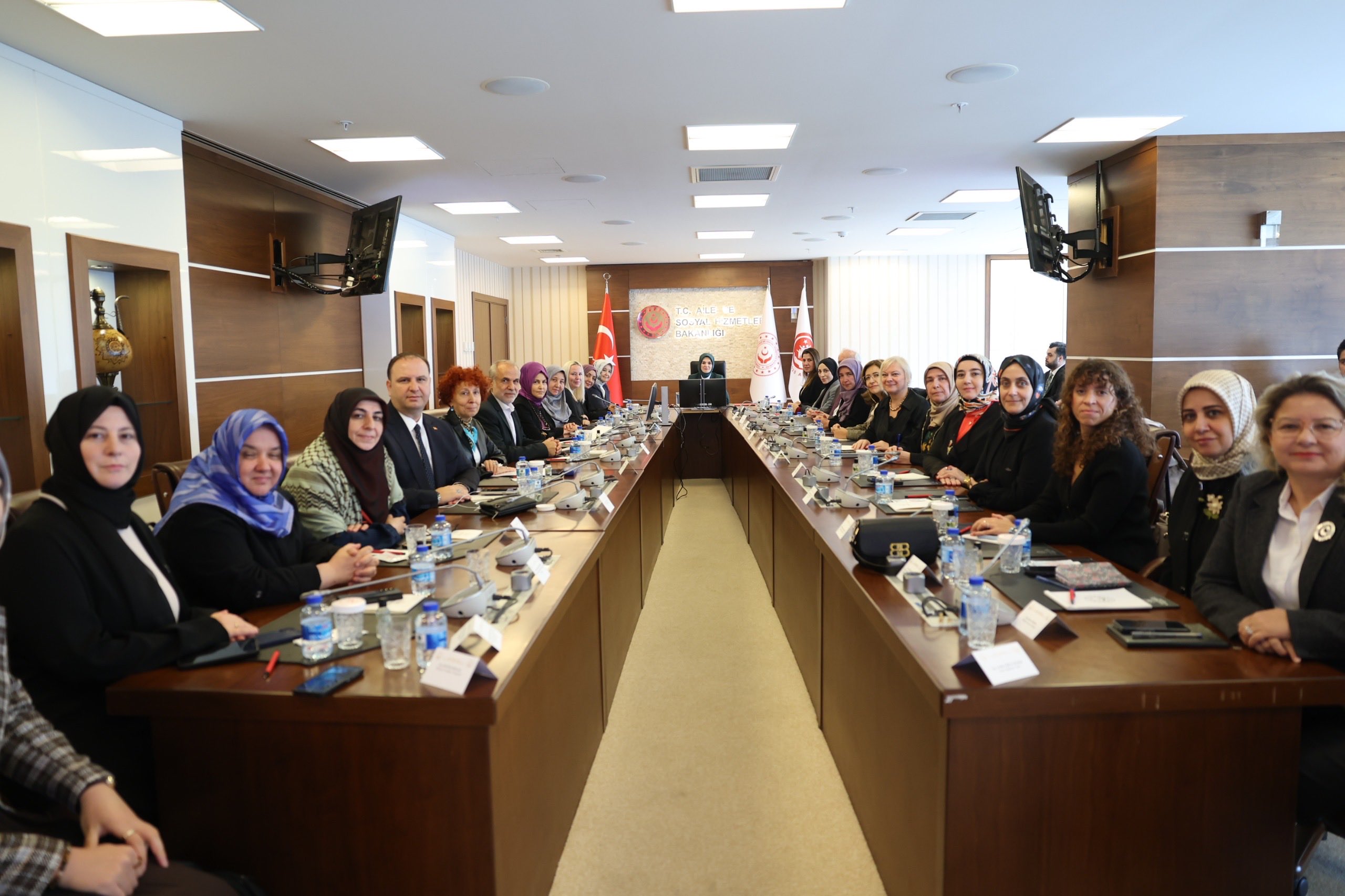 Bakan Mahinur Özdemir Göktaş STK temsilcileriyle toplantı