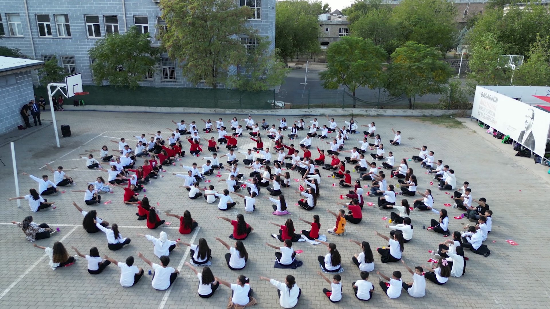 Diyarbakır Alpaslan İmam Hatip Ortaokulu öğrencileri 29 Ekim koreografisi