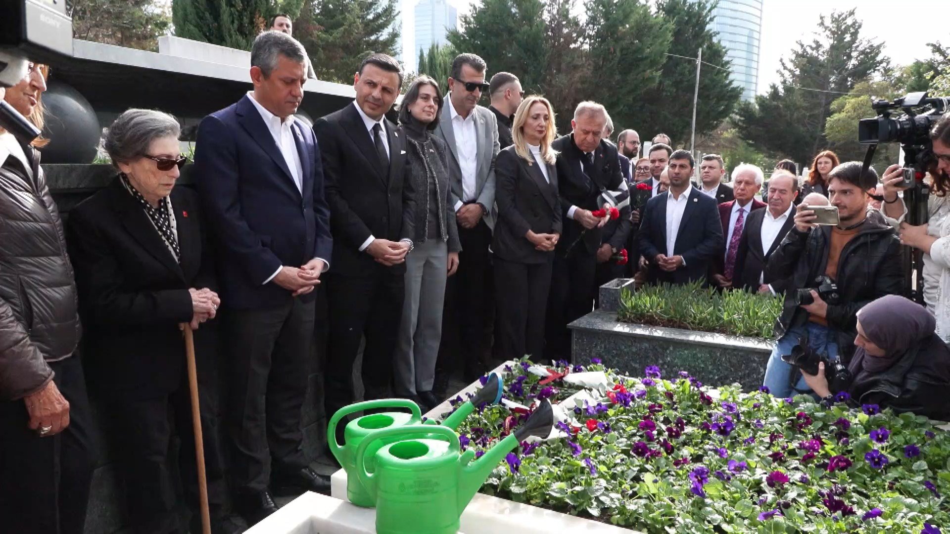 Özgür Özel Erdal İnönü anma töreni