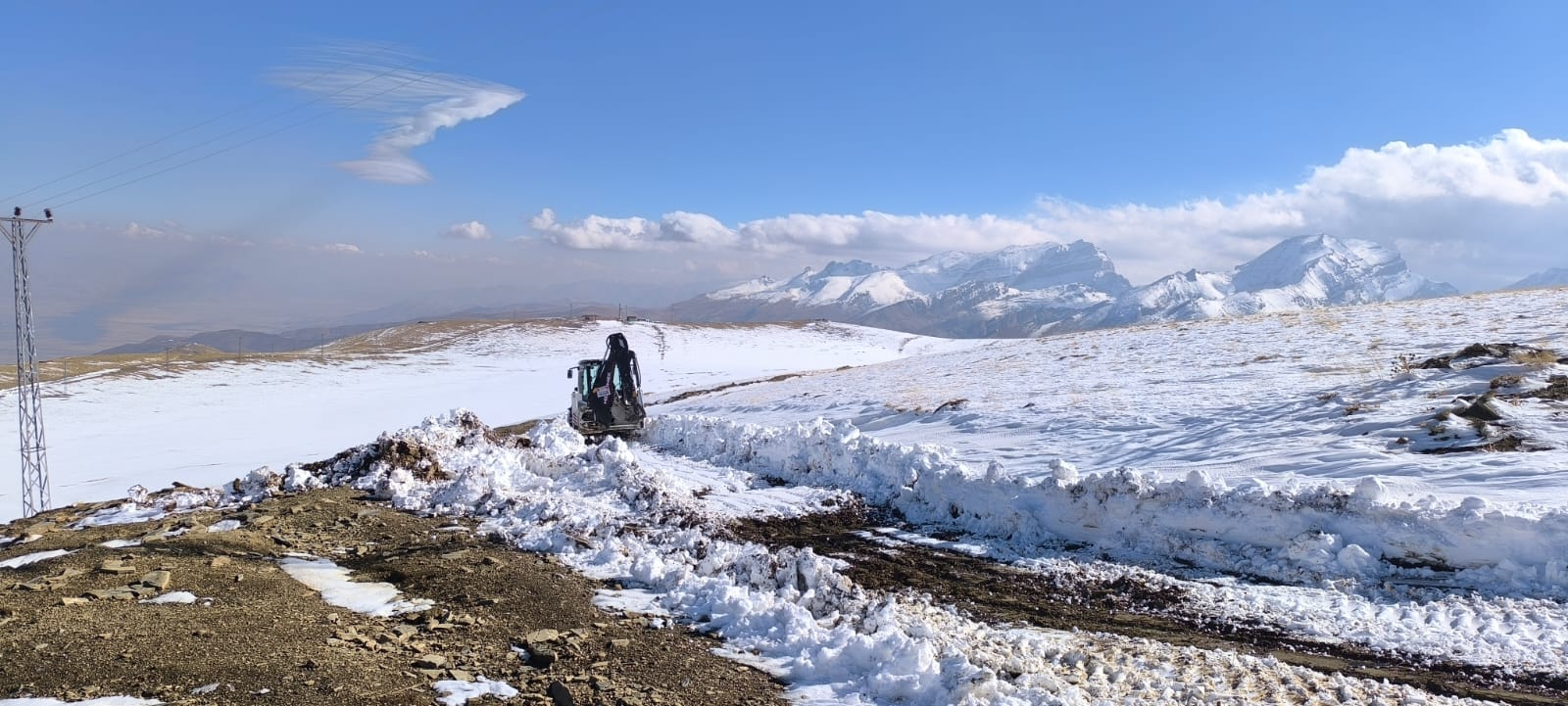 Hakkari üs bölgesi yol açma çalışması