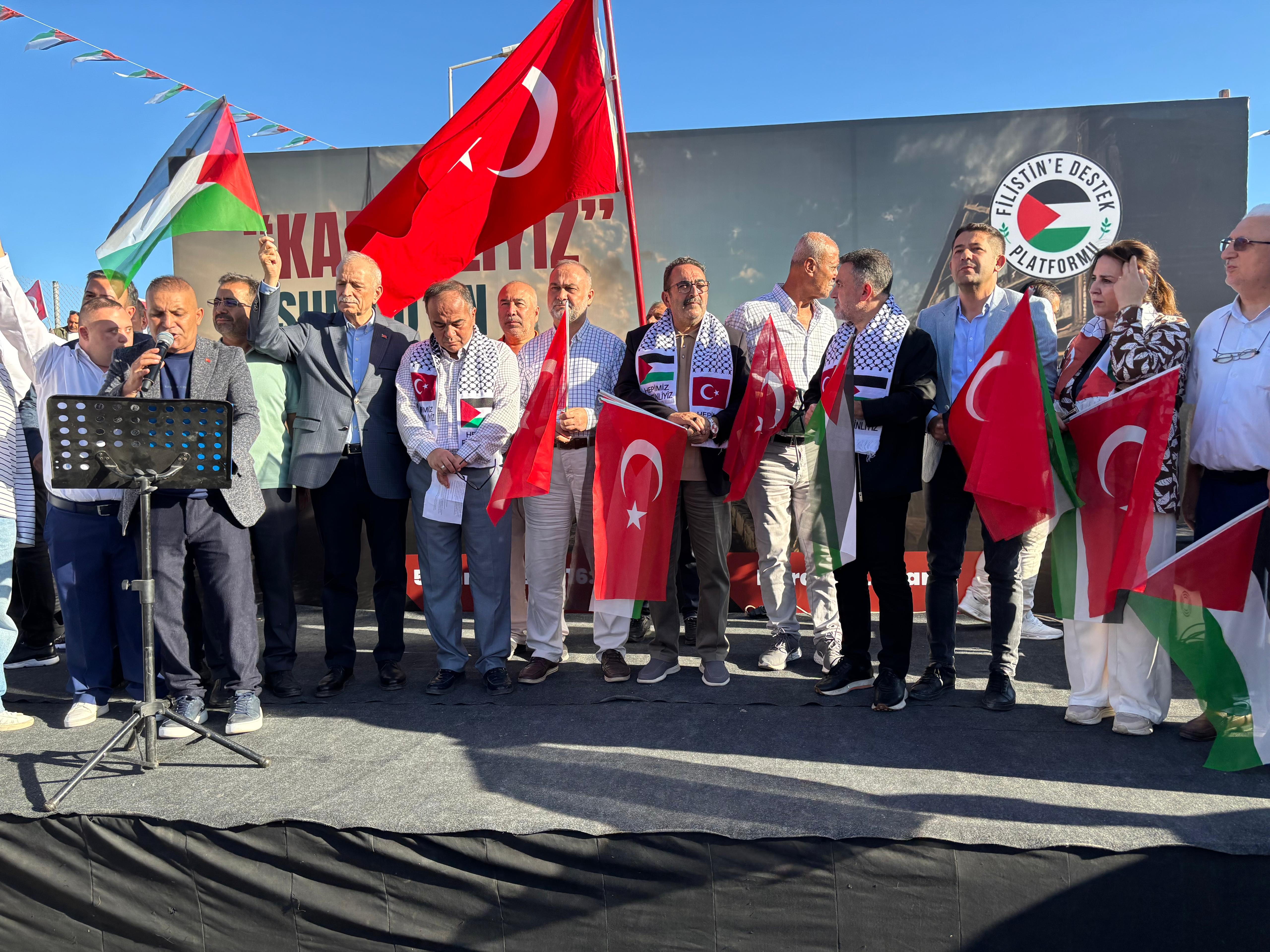 AK Parti İl Başkanı Tamer Dağlı konuşma yapıyor