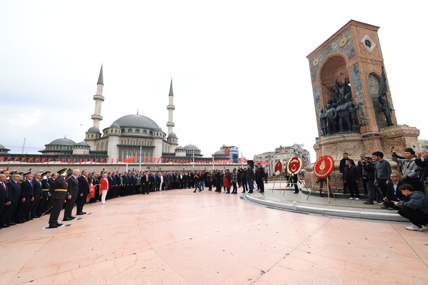 Cumhuriyet Anıtı çelenk töreni