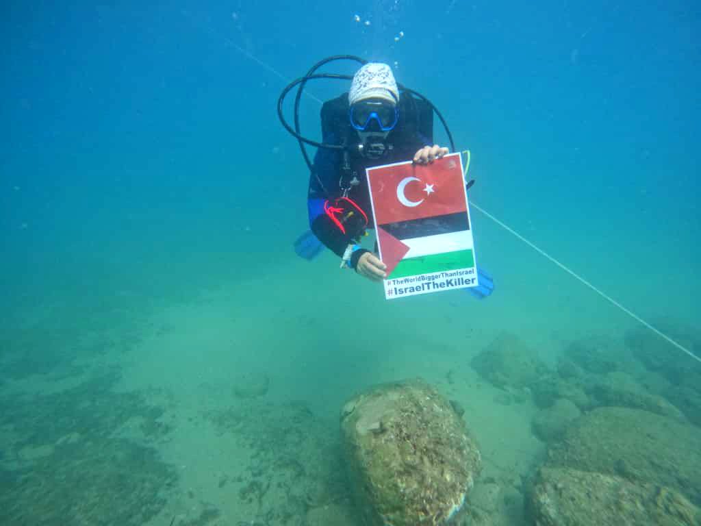 Su altında Filistin bayrağı