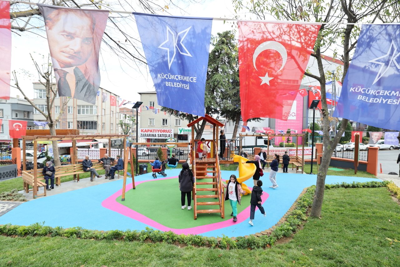 Küçükçekmece Belediye Başkanı Kemal Çebi park açılışında