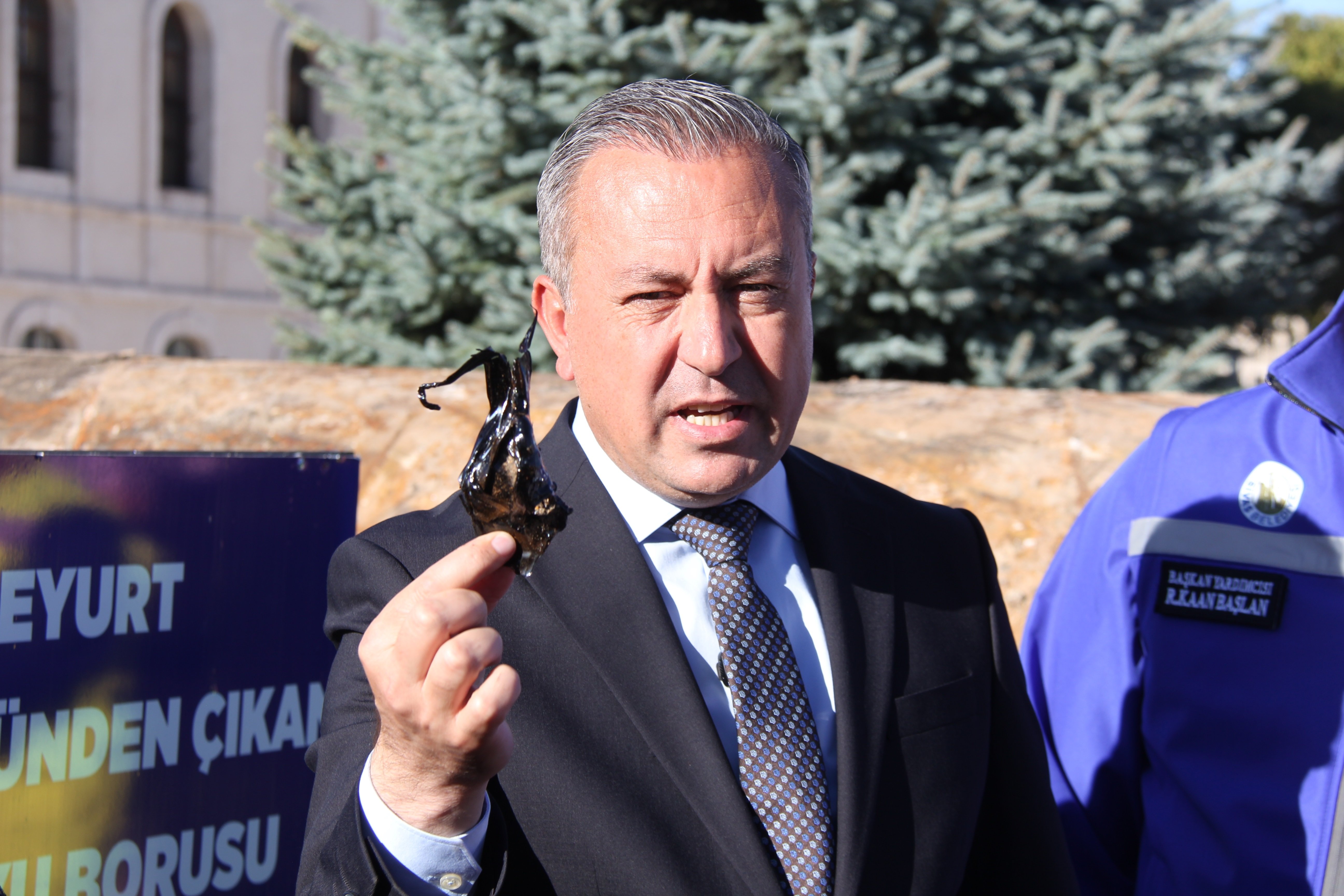 Sivas Belediye Başkanı Adem Uzun çürümüş boruları inceliyor