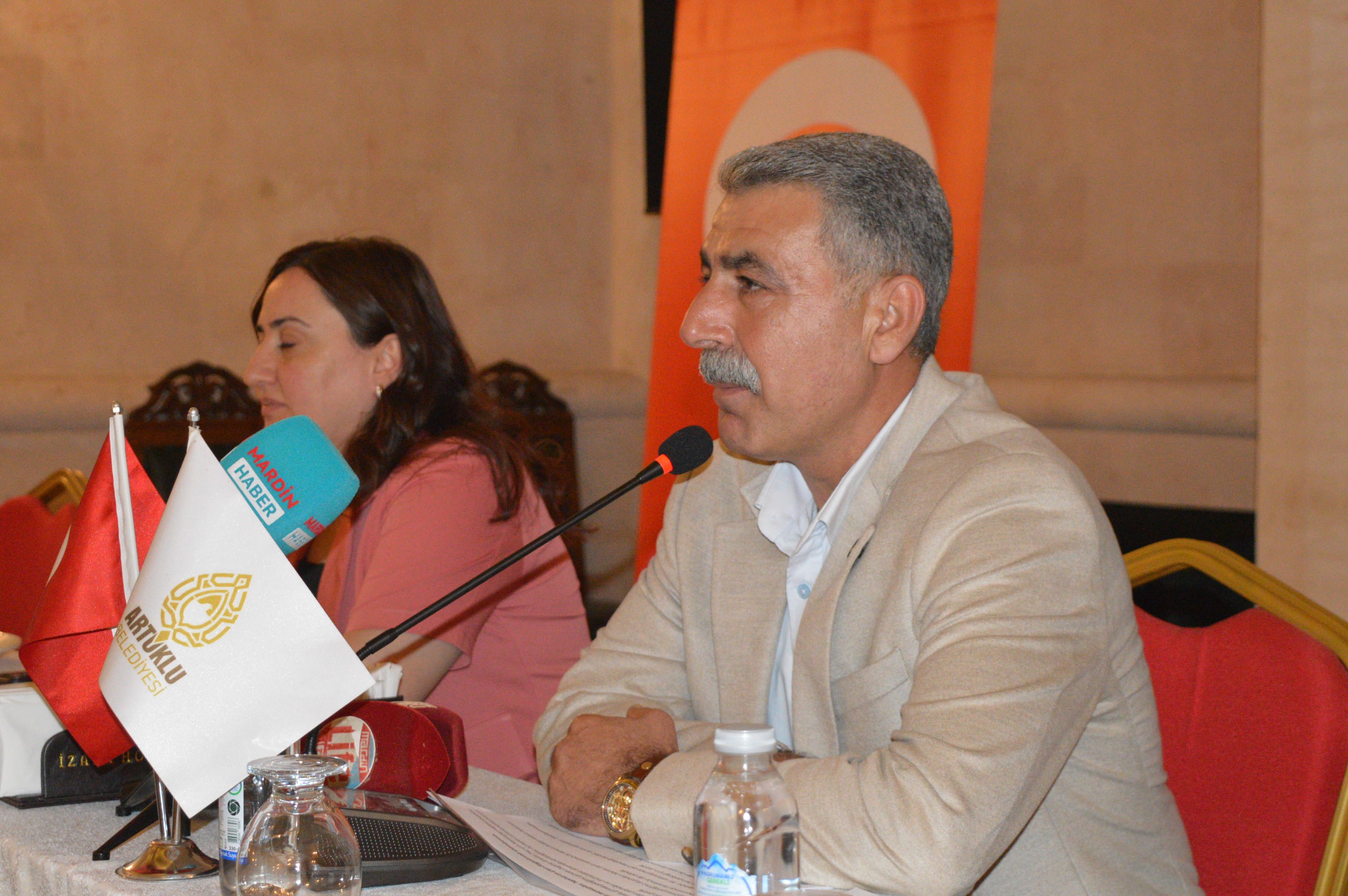 Mardin dar sokaklarında çöp toplama