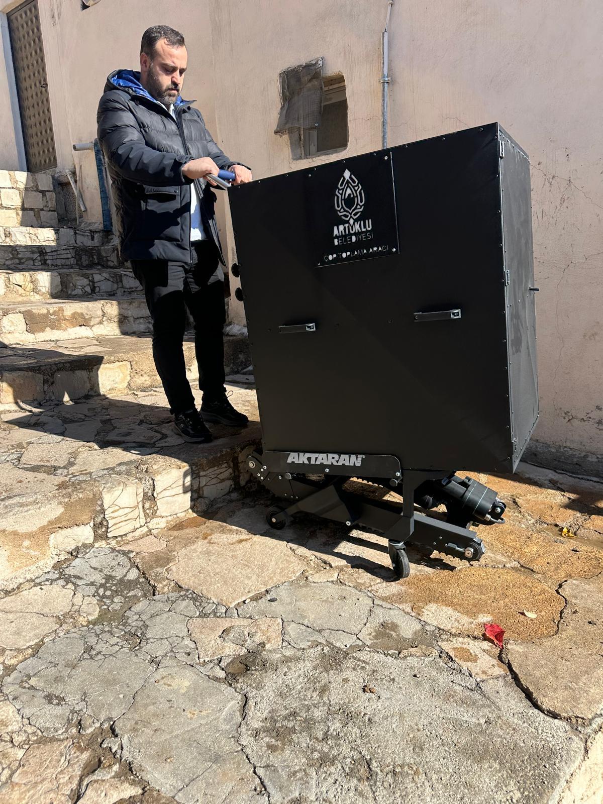 Artuklu Belediye Başkanı Mehmet Ali Amak paletli araç