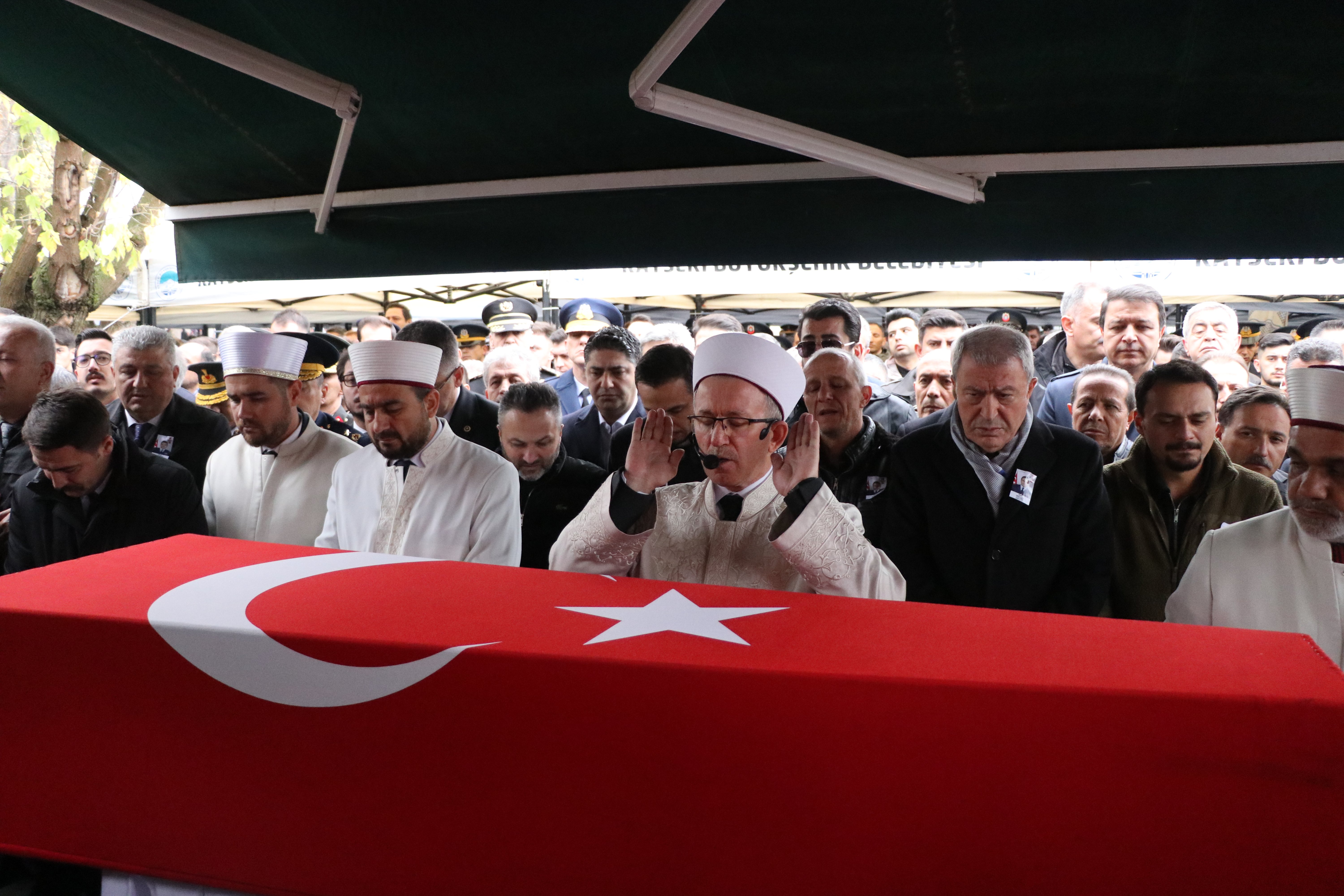 Şehitlikte defin töreni