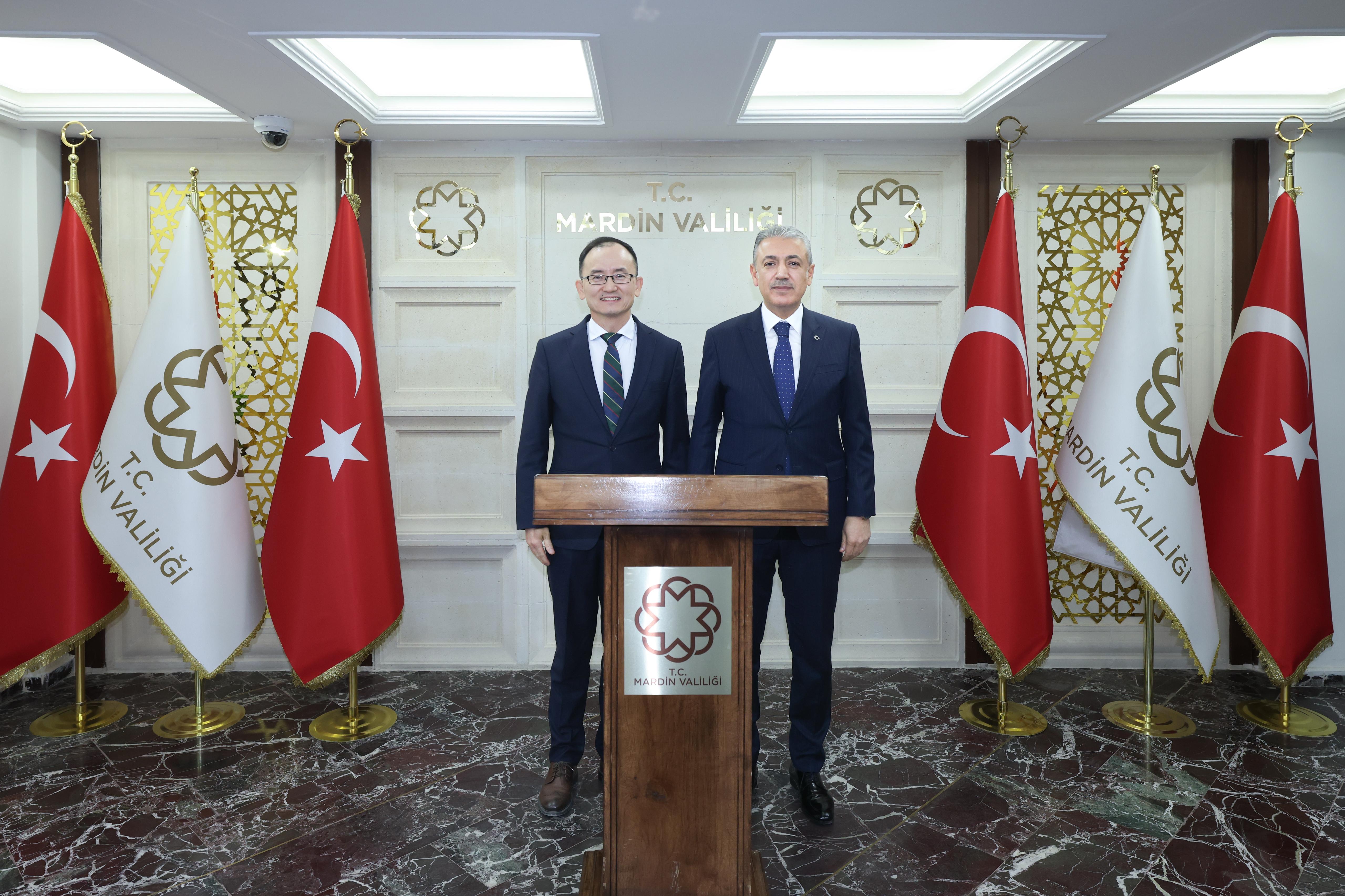 Çin Büyükelçisi Jiang Xuebin Mardin Valisi Tuncay Akkoyun ile görüşme