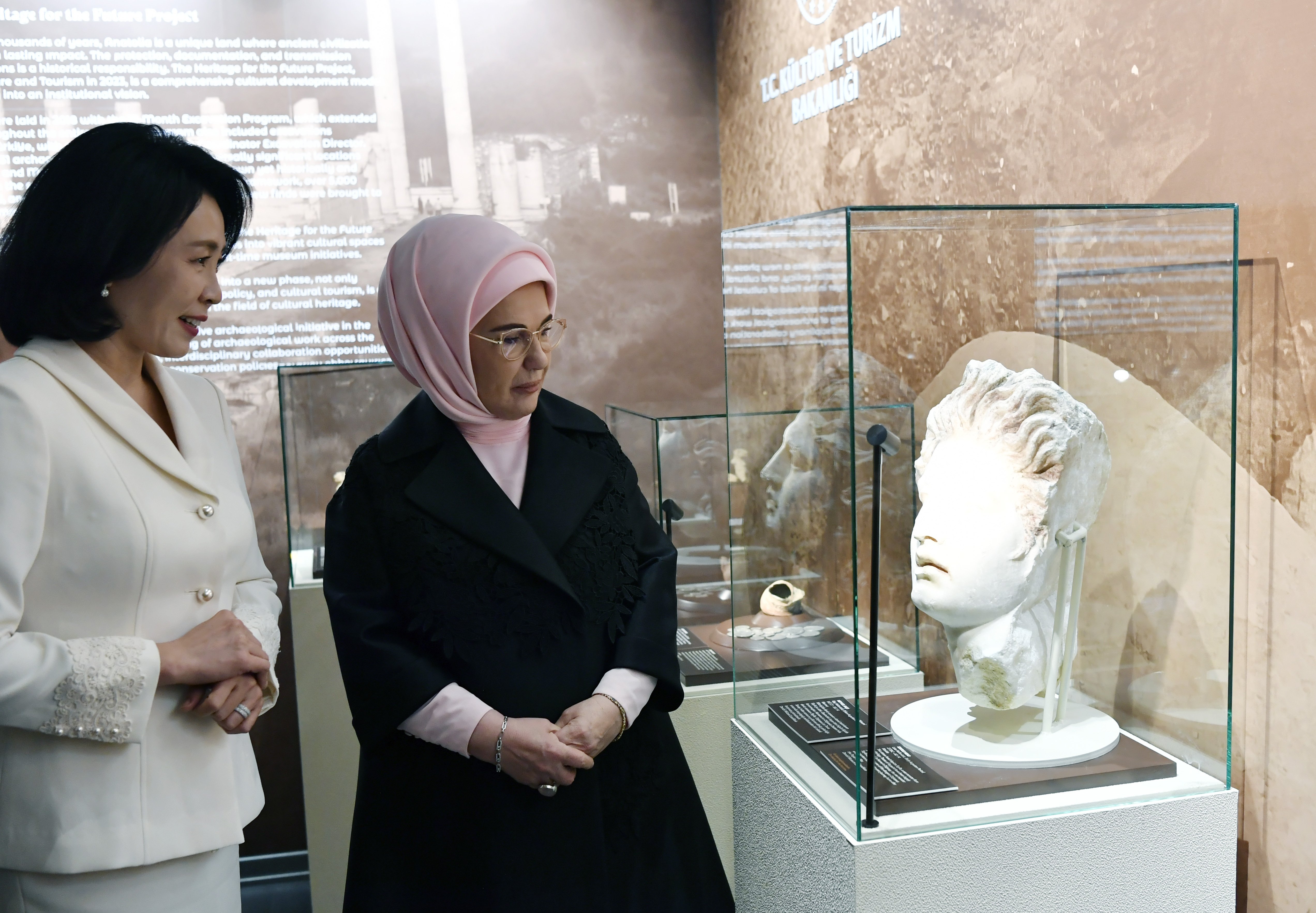 Emine Erdoğan sergi ziyareti