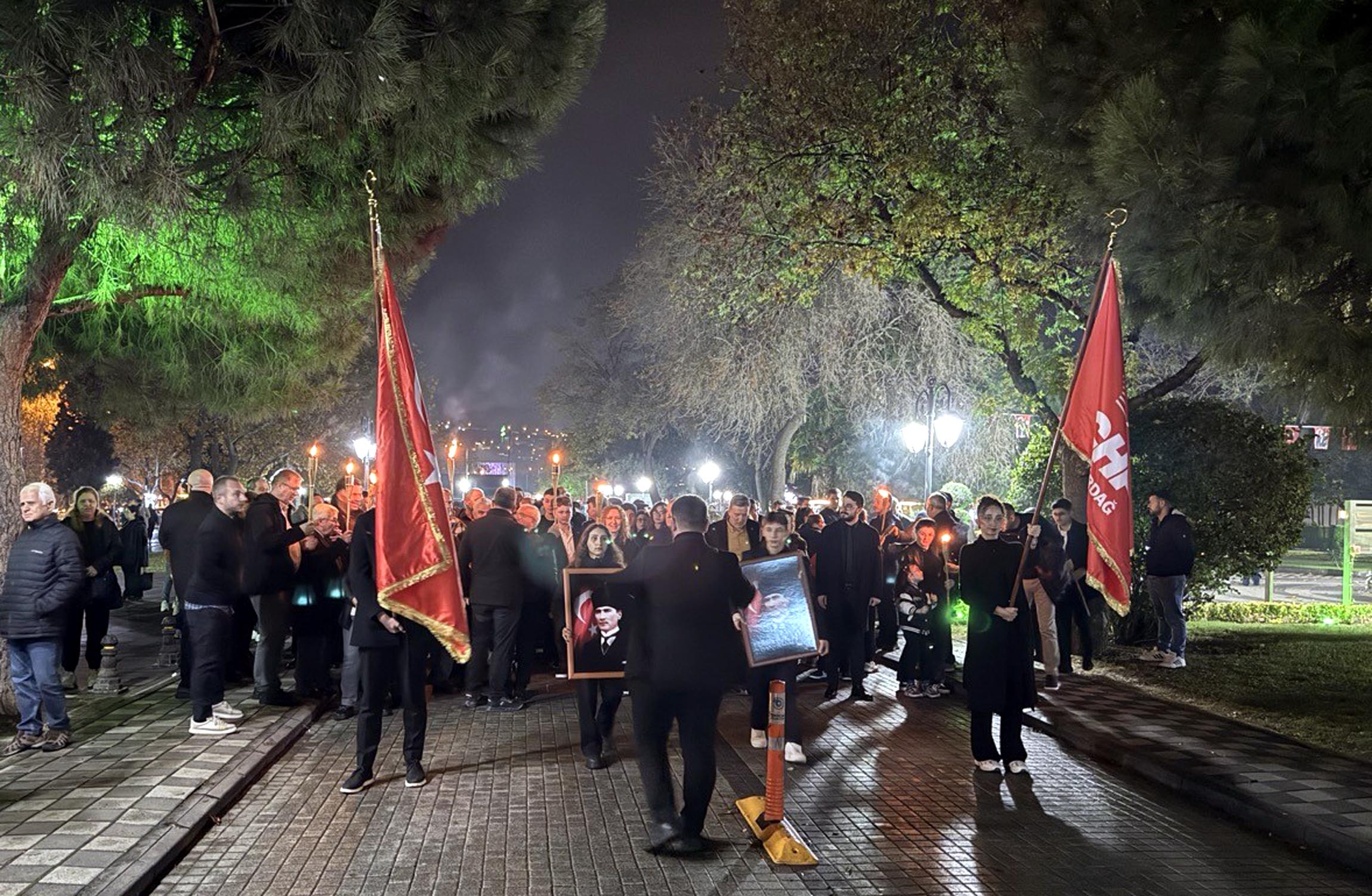 Tekirdağ Atatürk Anıtı önünde saygı duruşu