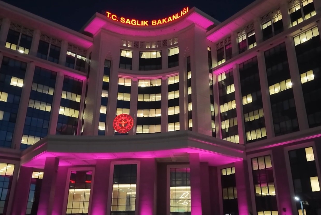 Sağlık Bakanlığı Binası Mor Işık