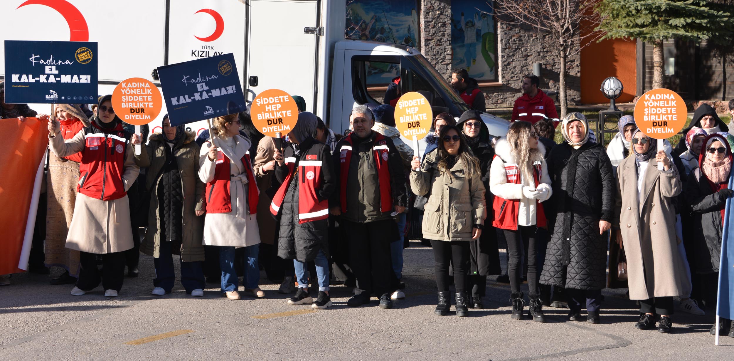 Şiddet Karşıtı Yürüyüş Katılımcıları