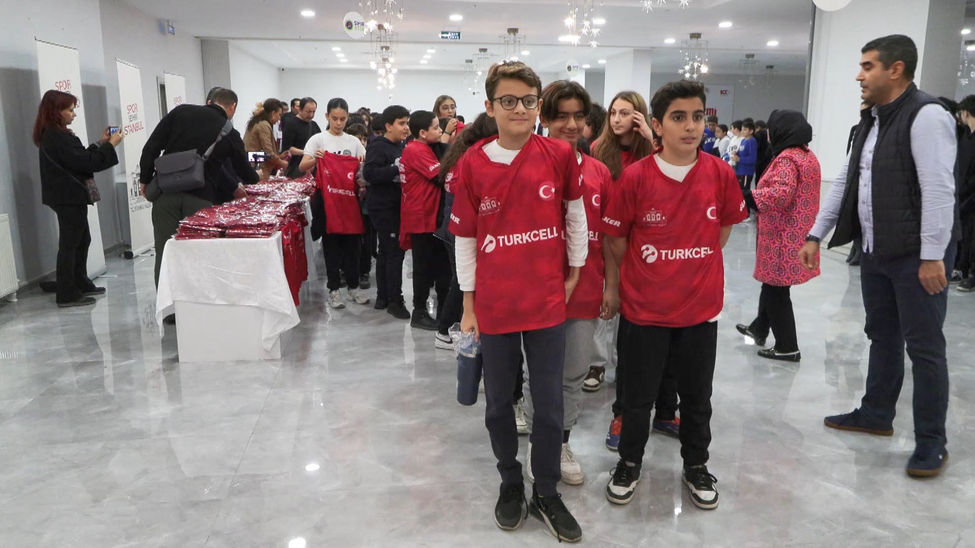 Sporcu öğrencilere forma dağıtımı