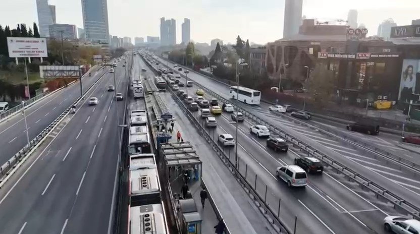 Üst geçitte saygı duruşu