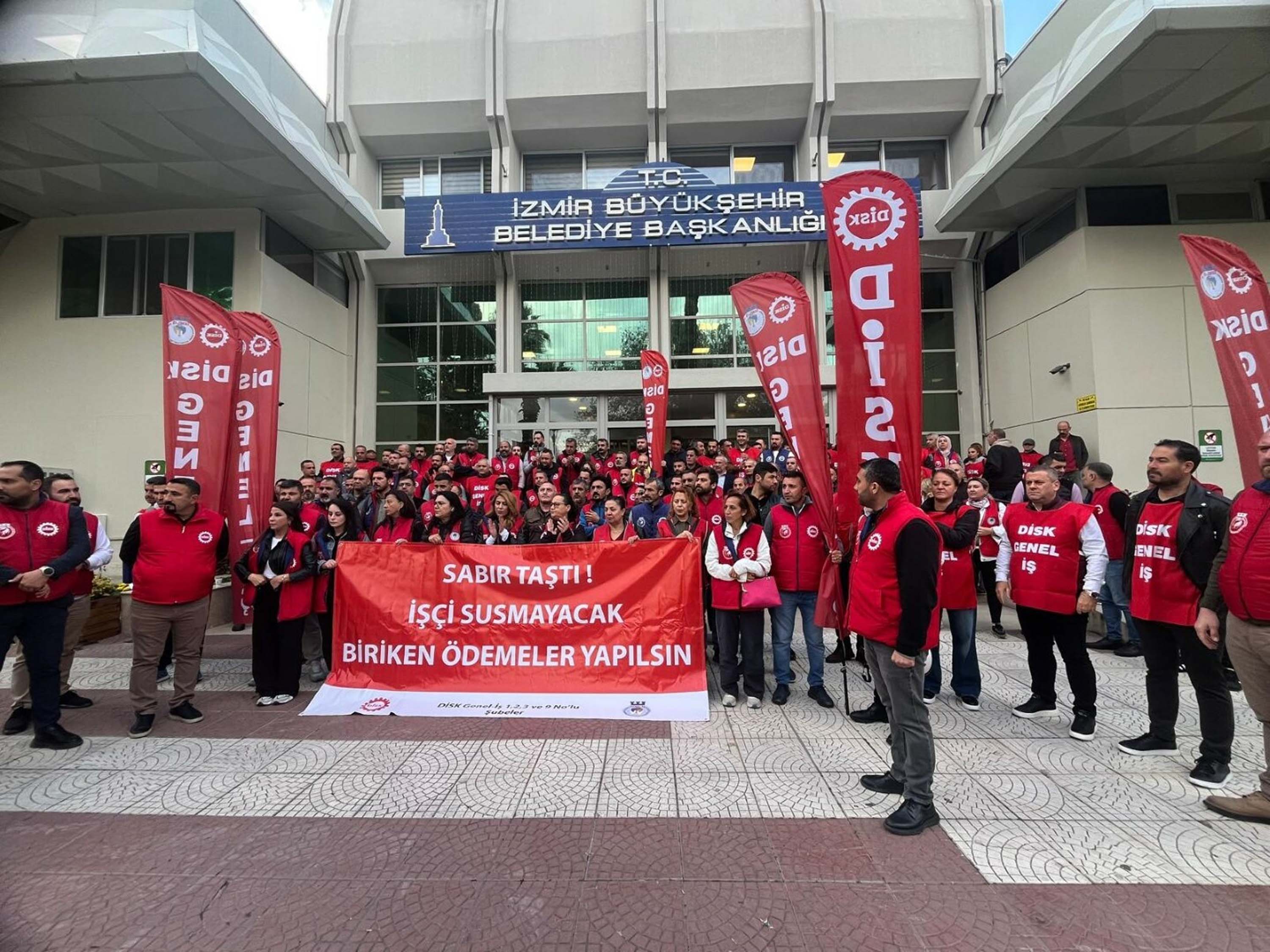 İzmir Büyükşehir Belediyesi işçileri protesto