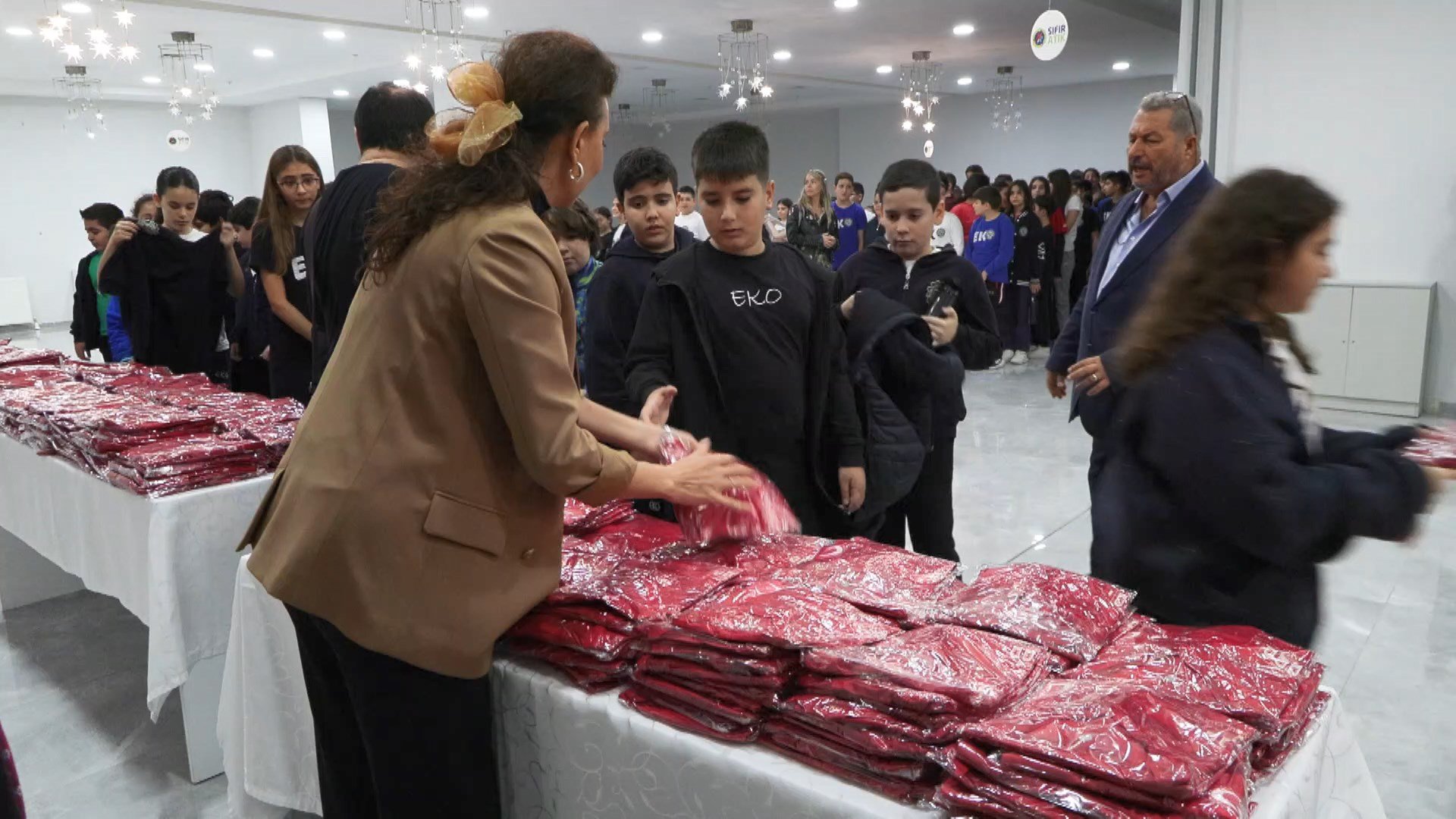 İstanbul Valisi Davut Gül sporcu öğrencilerle