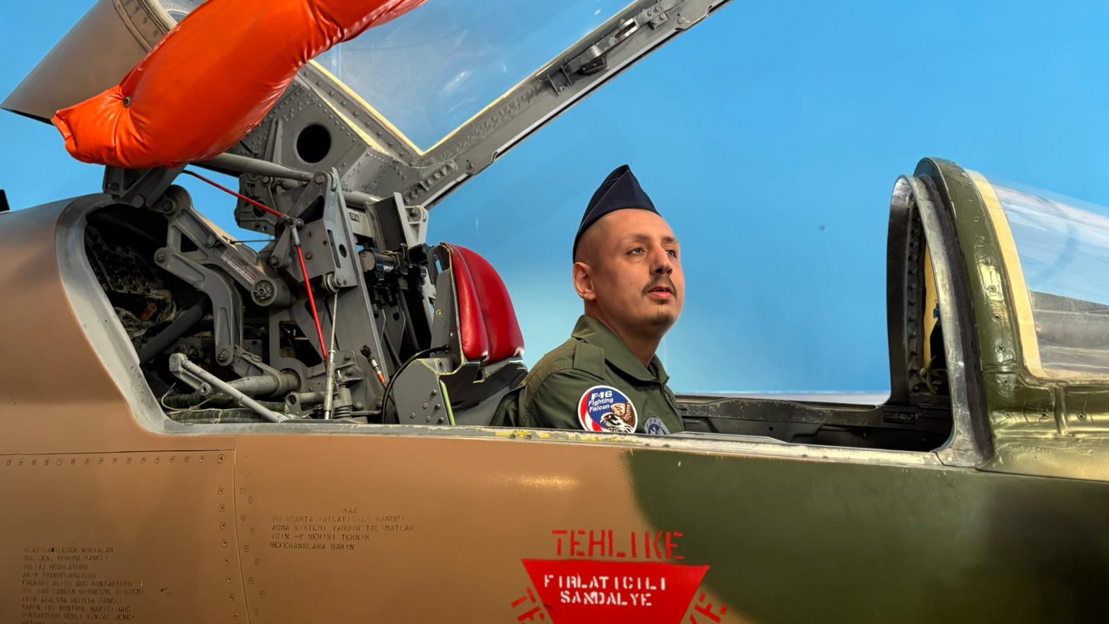 Server Tolga Doğan pilot üniforması