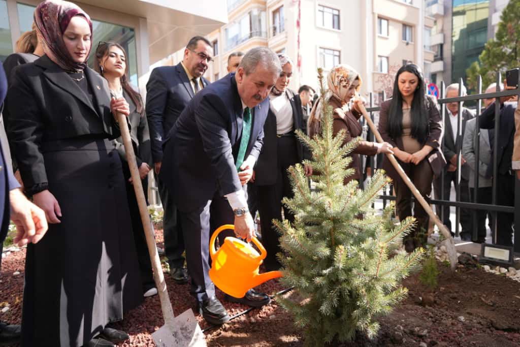 BBP Genel Başkanı Mustafa Destici fidan dikimi