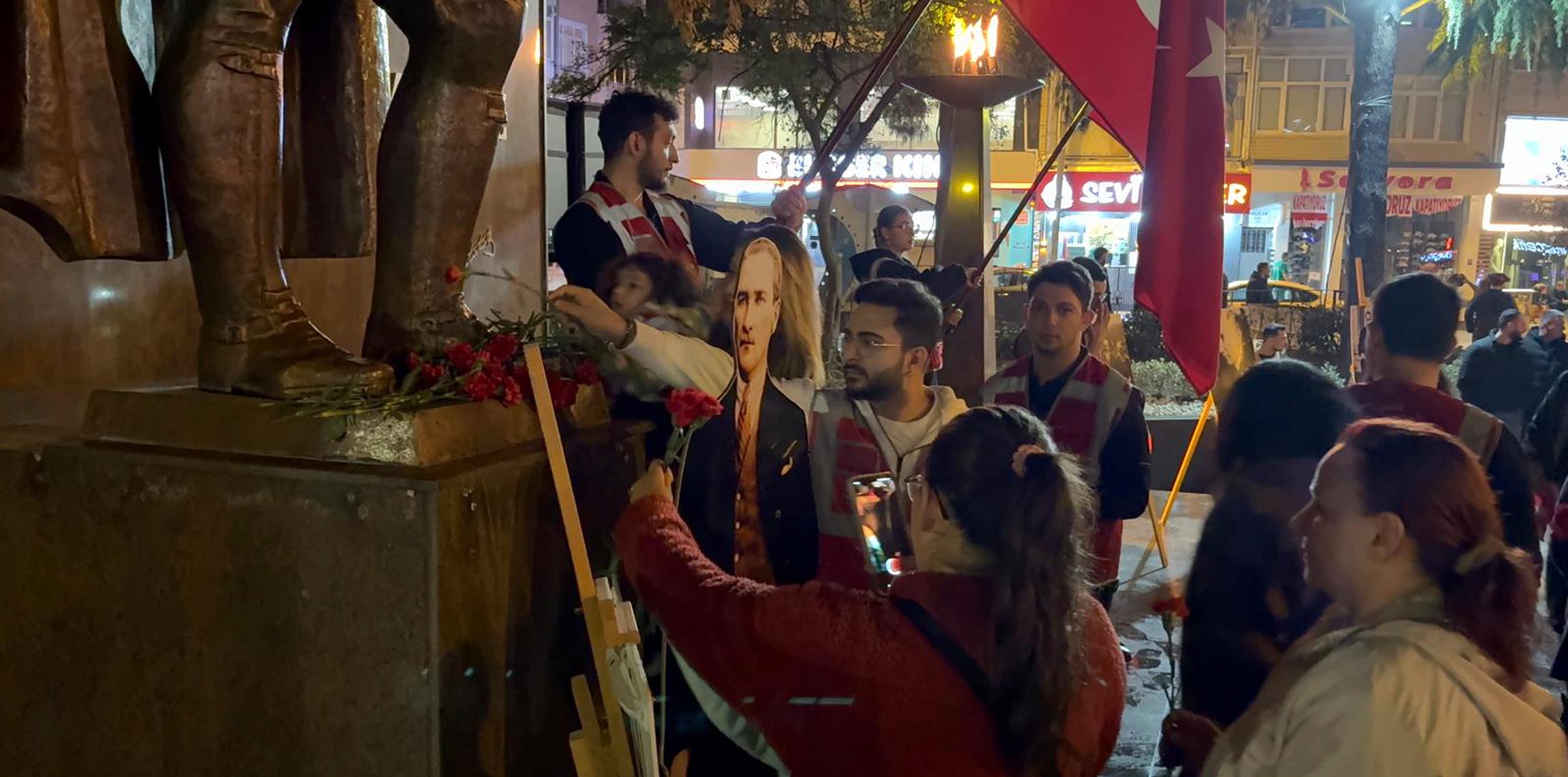 Meşaleli yürüyüş