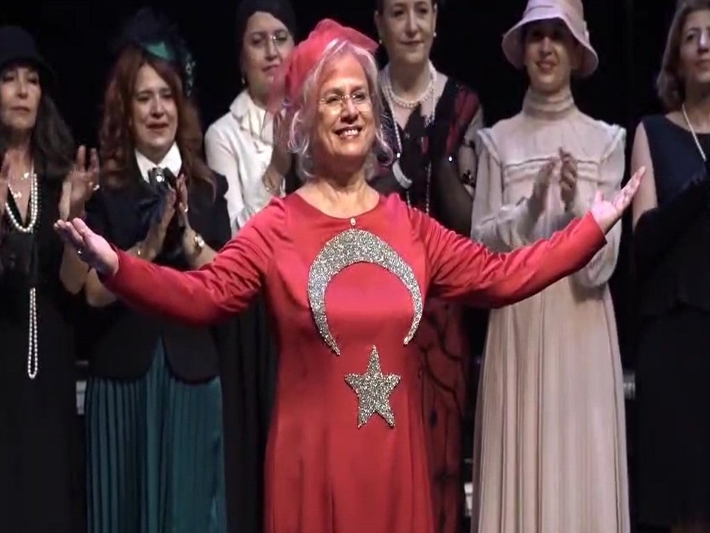 Koro Şefi Aysel Gürel