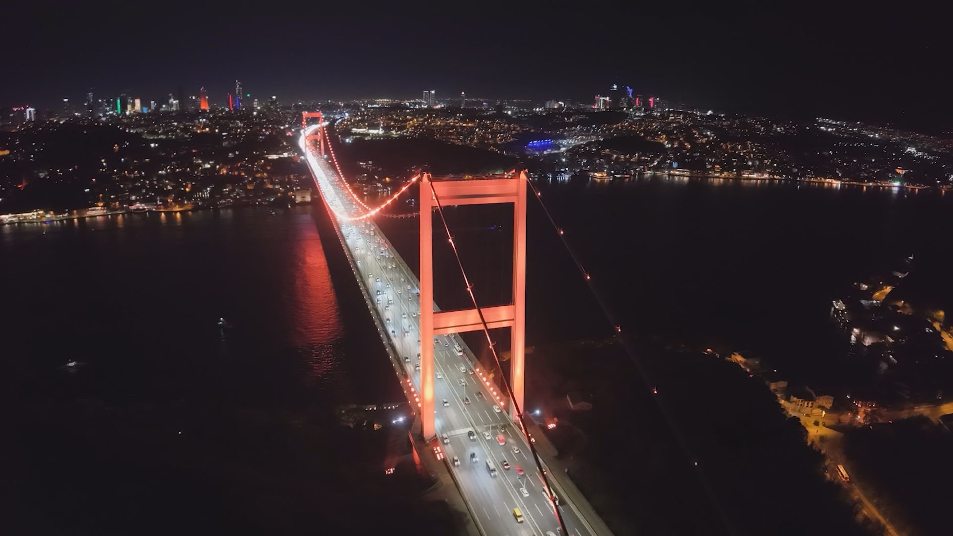 Galata Kulesi turuncu ışıklandırma