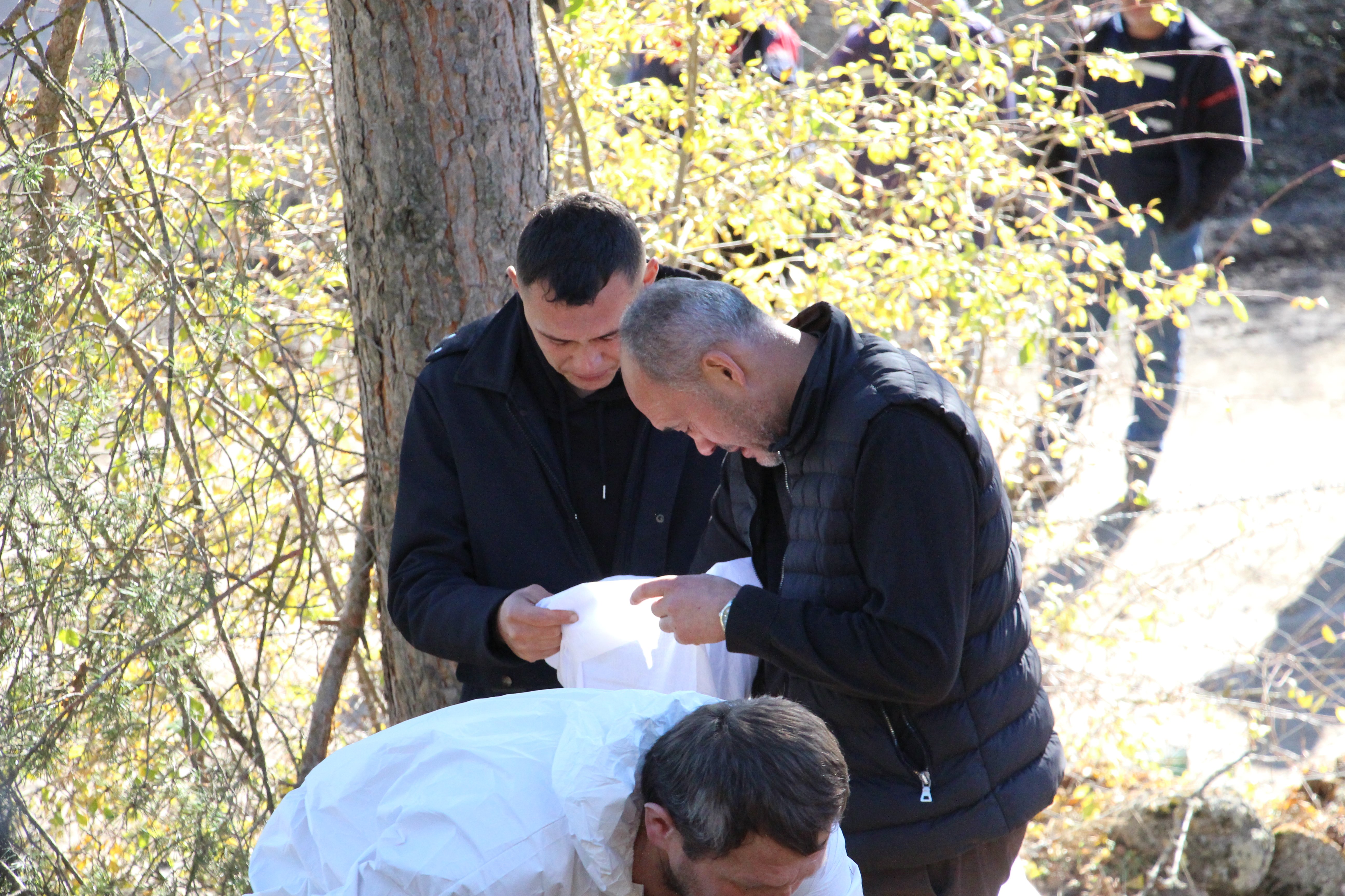 Köylüler Mezar Taşıma İzliyor