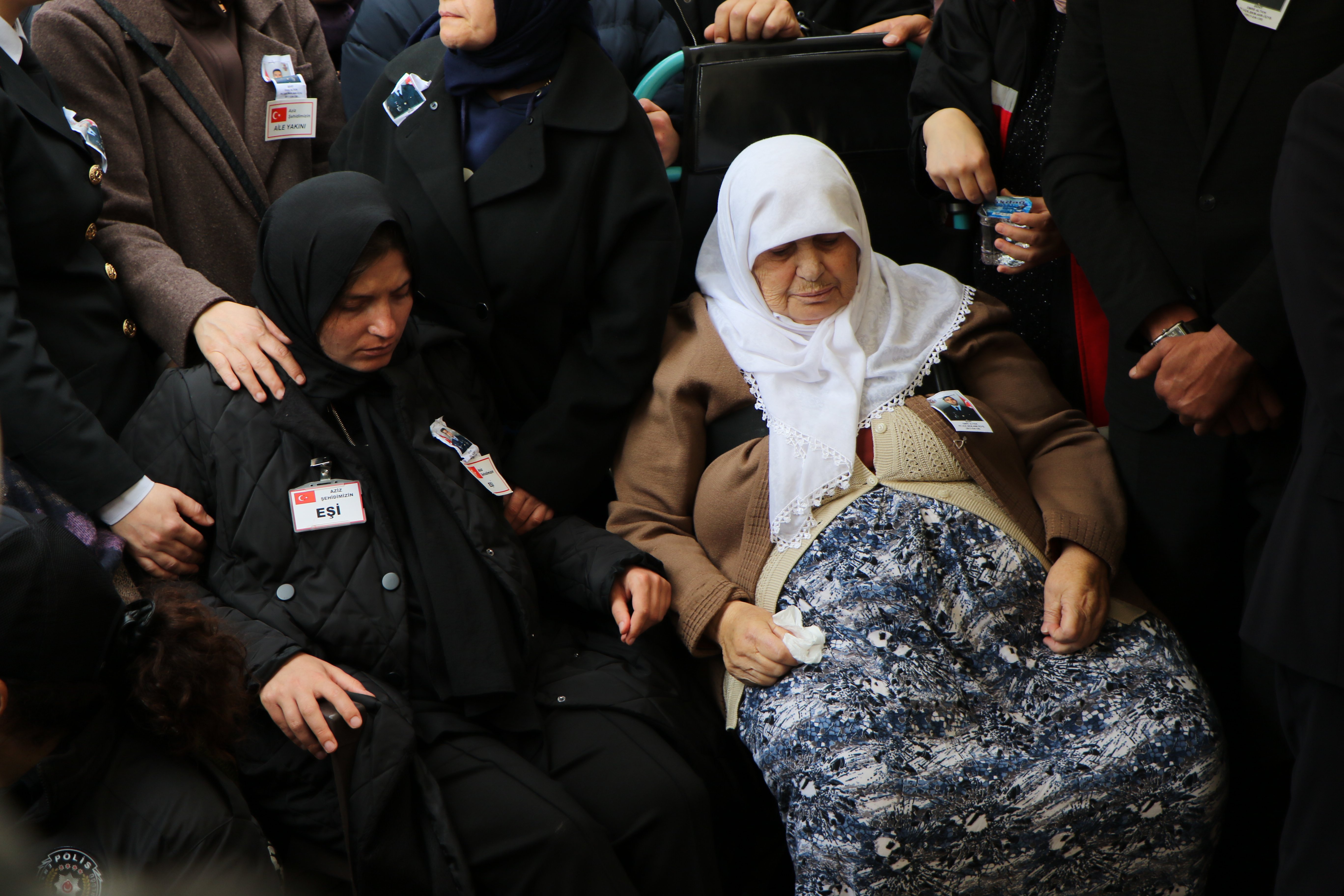 Şehit cenazesi askerler tarafından taşınıyor