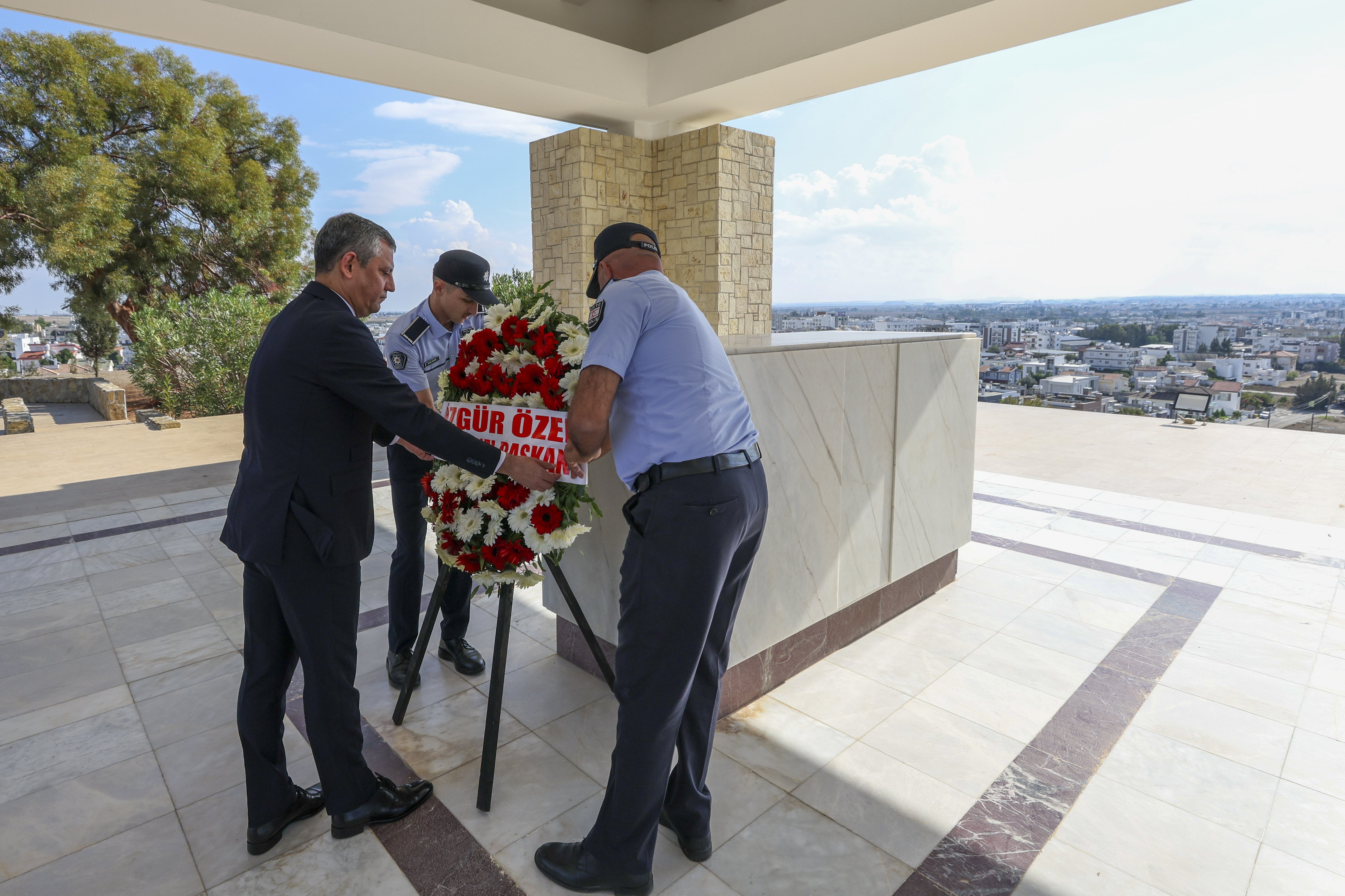 Özgür Özel Dr. Fazıl Küçük Anıt Mezarı