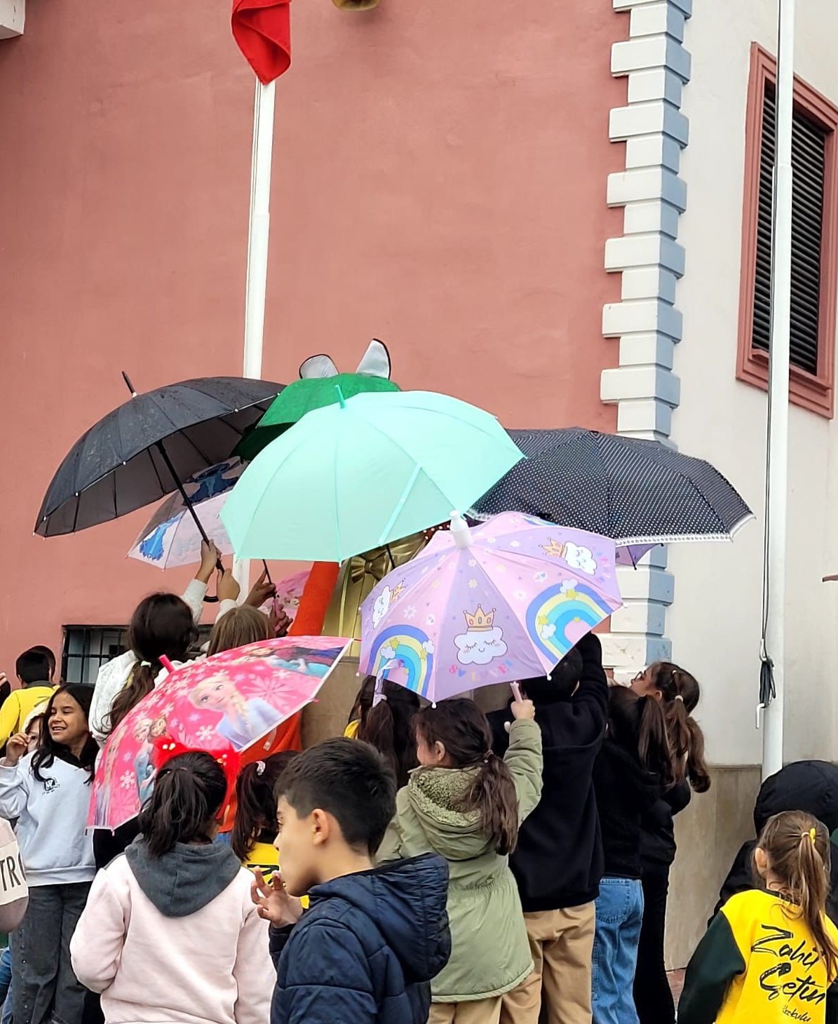 Ceyhan öğrencileri Atatürk büstünü koruyor