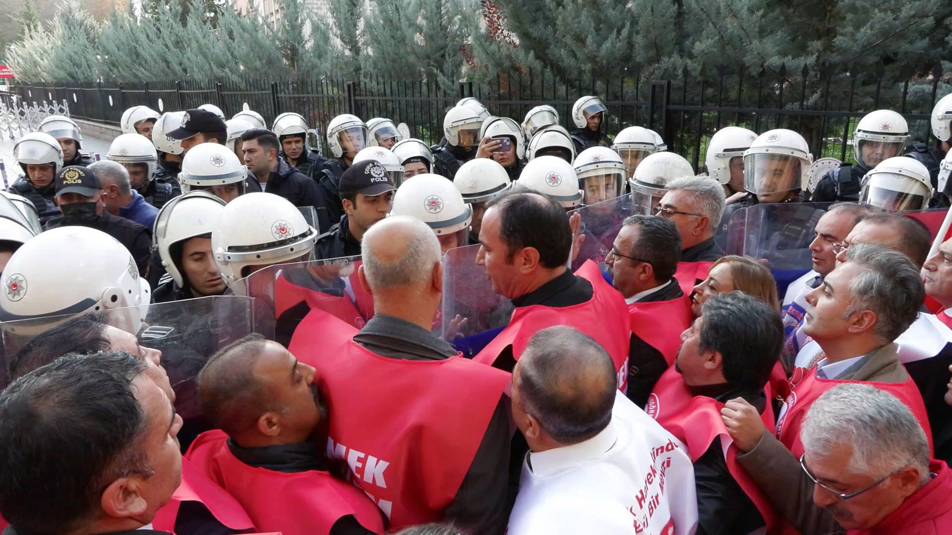 Eğitim-İş üyeleri protesto