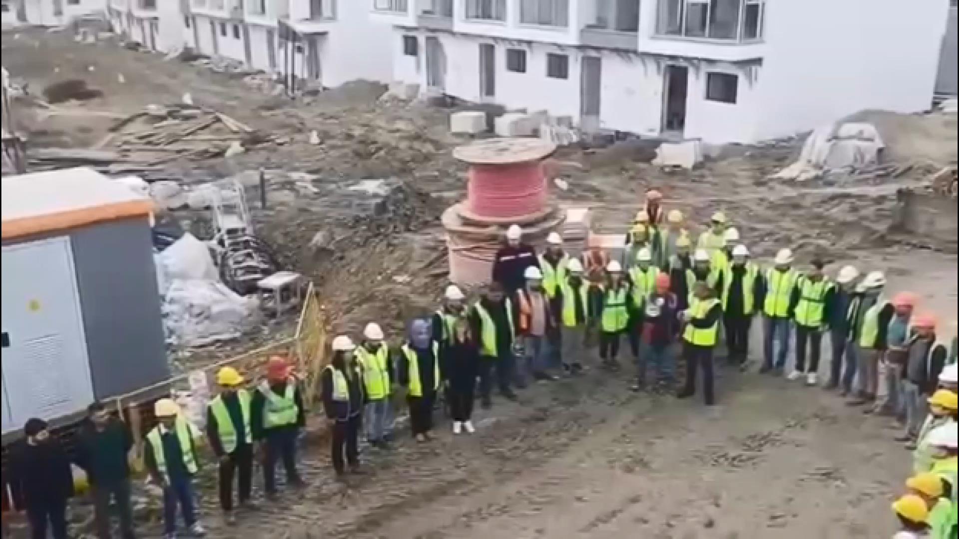 Başakşehir inşaat işçileri 10 Kasım saygı duruşu