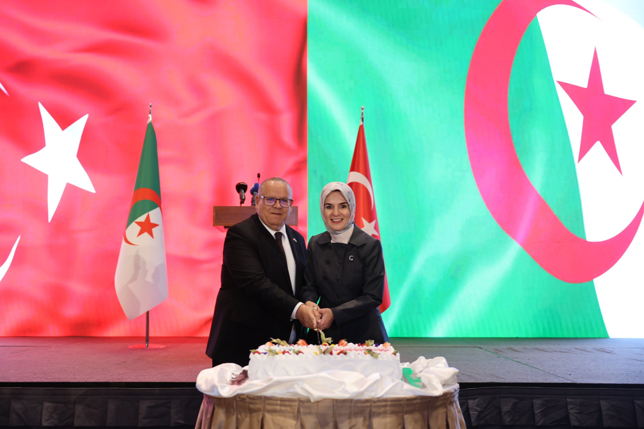 Bakan Göktaş Cezayir Büyükelçisi ile pasta kesiyor