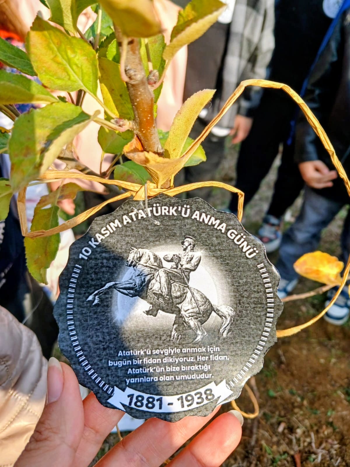 Öğrenciler Fidan Dikiyor