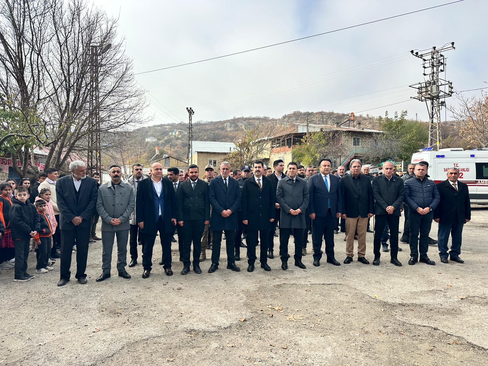 Şehit öğretmenler için karanfil