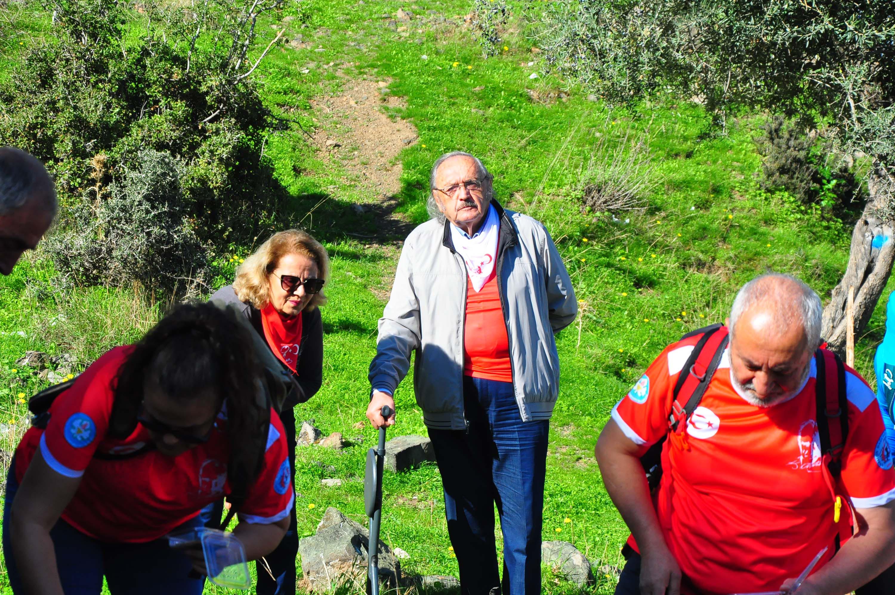 Doğa yürüyüşçüleri tohum dağıtımı