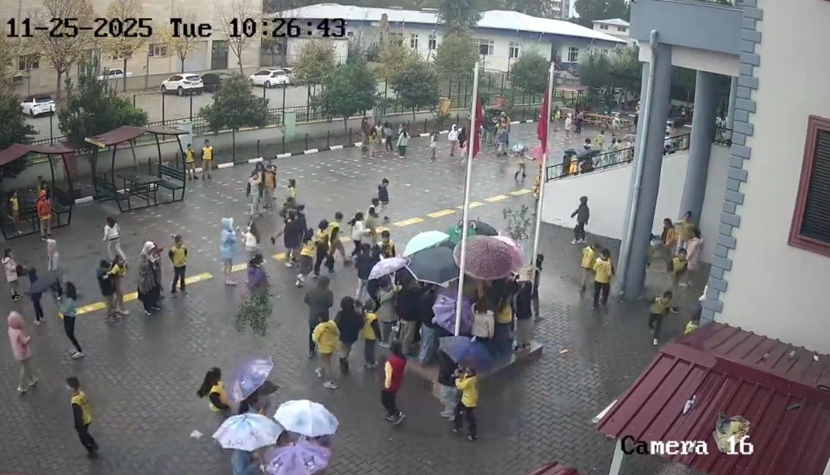 Öğrenciler Atatürk büstünü koruyor