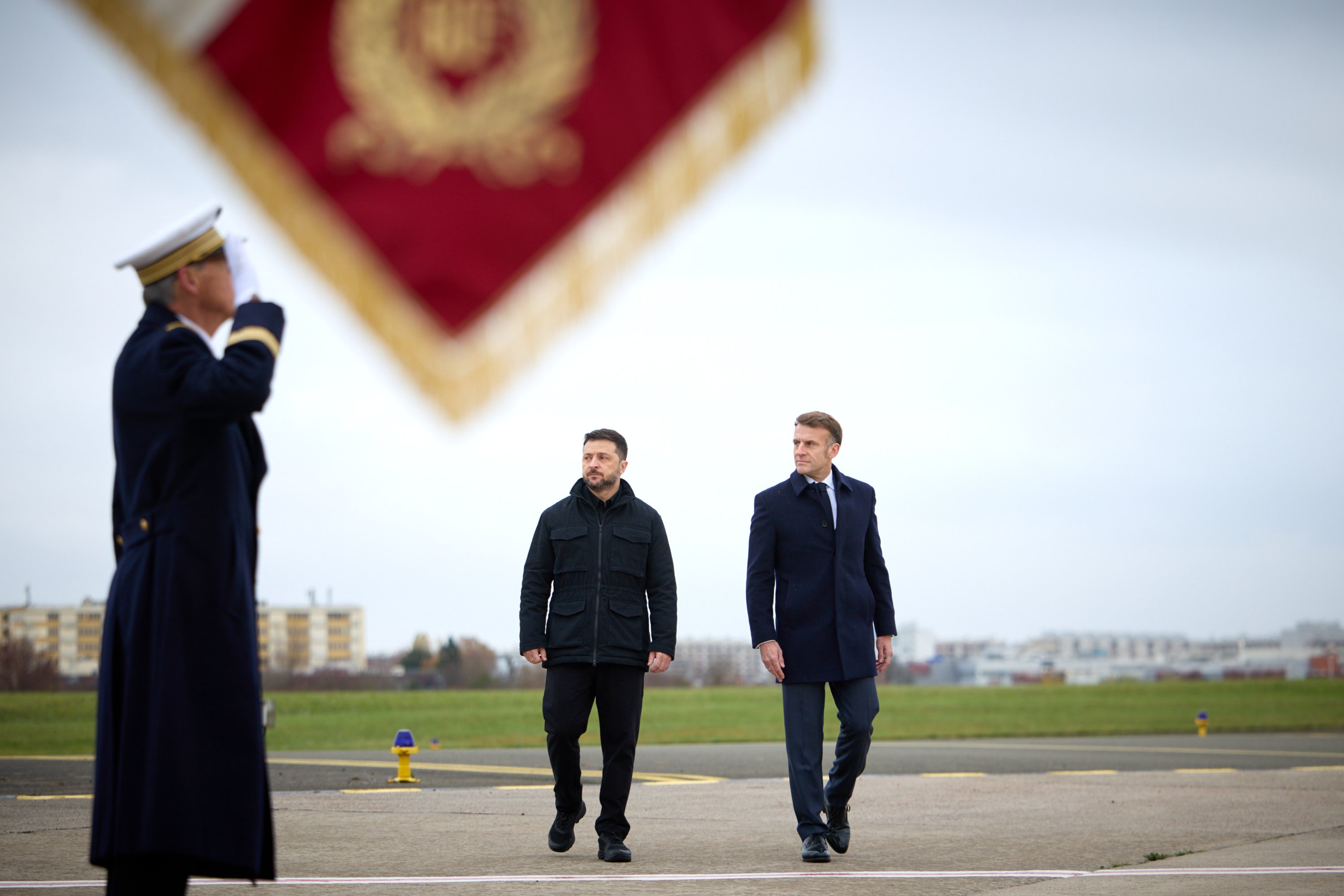 Macron Zelenskiy imza töreni