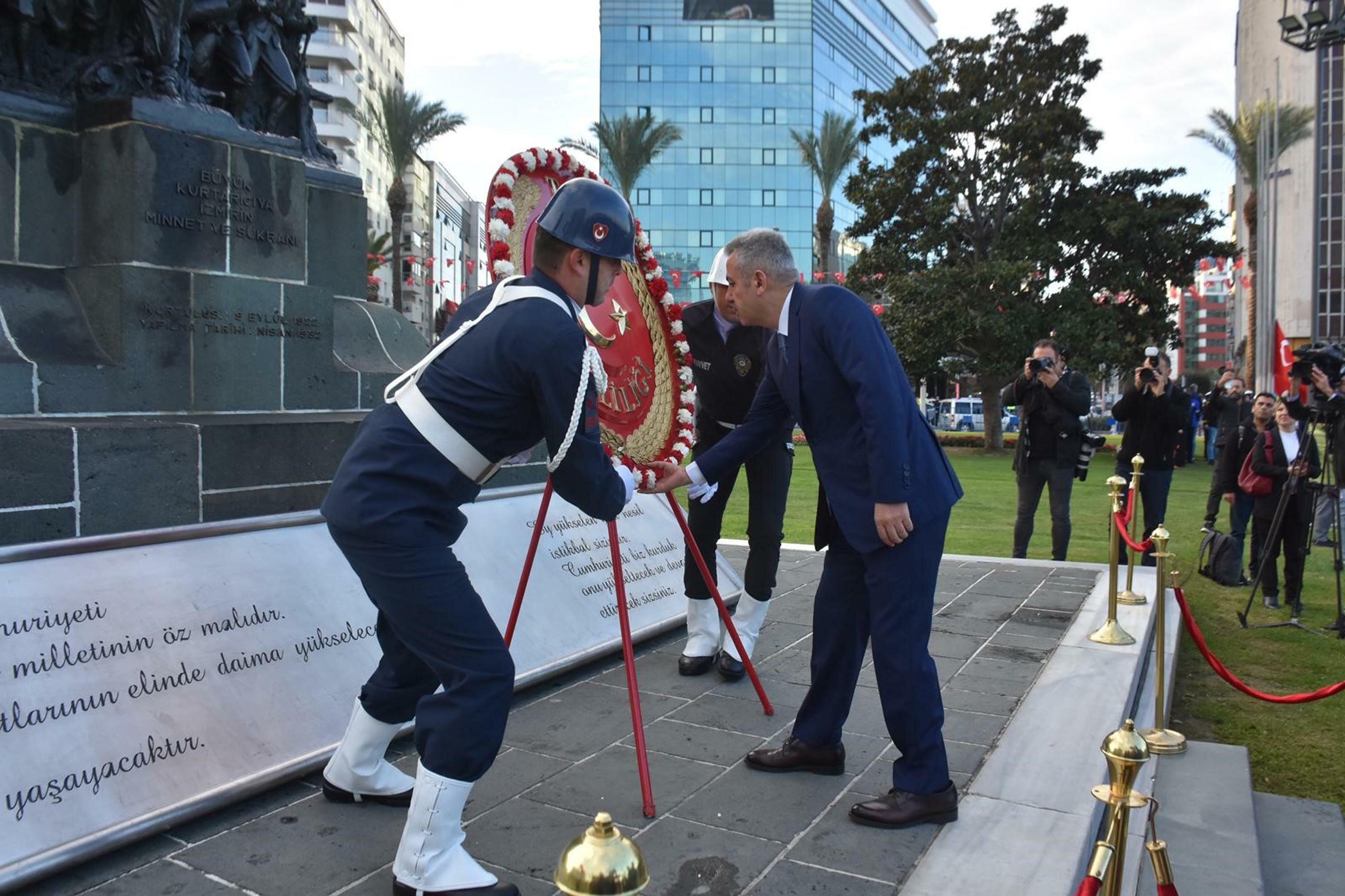 İzmir Atatürk Anıtı Çelenk Töreni