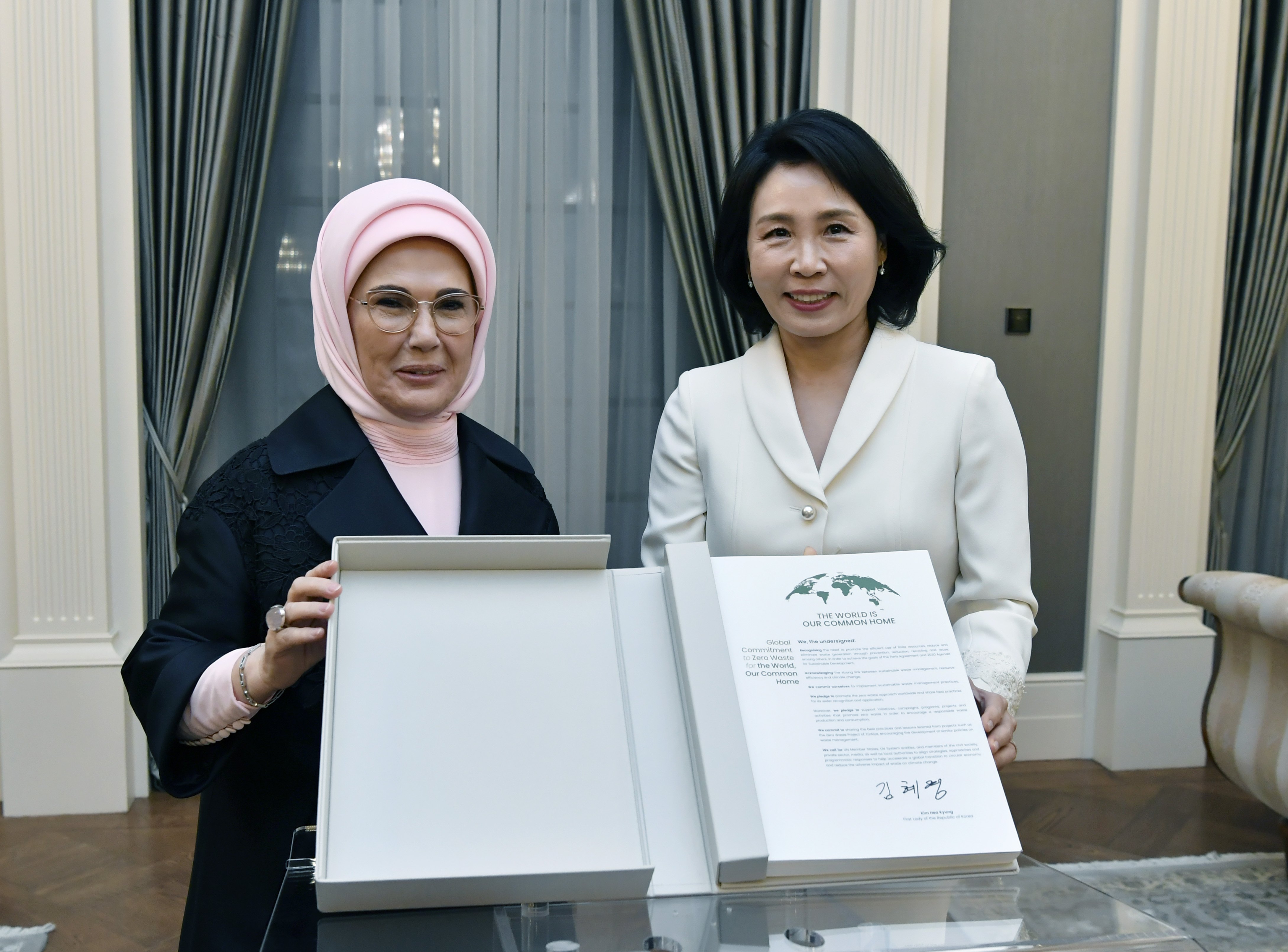 Emine Erdoğan Kim Hea Kyung